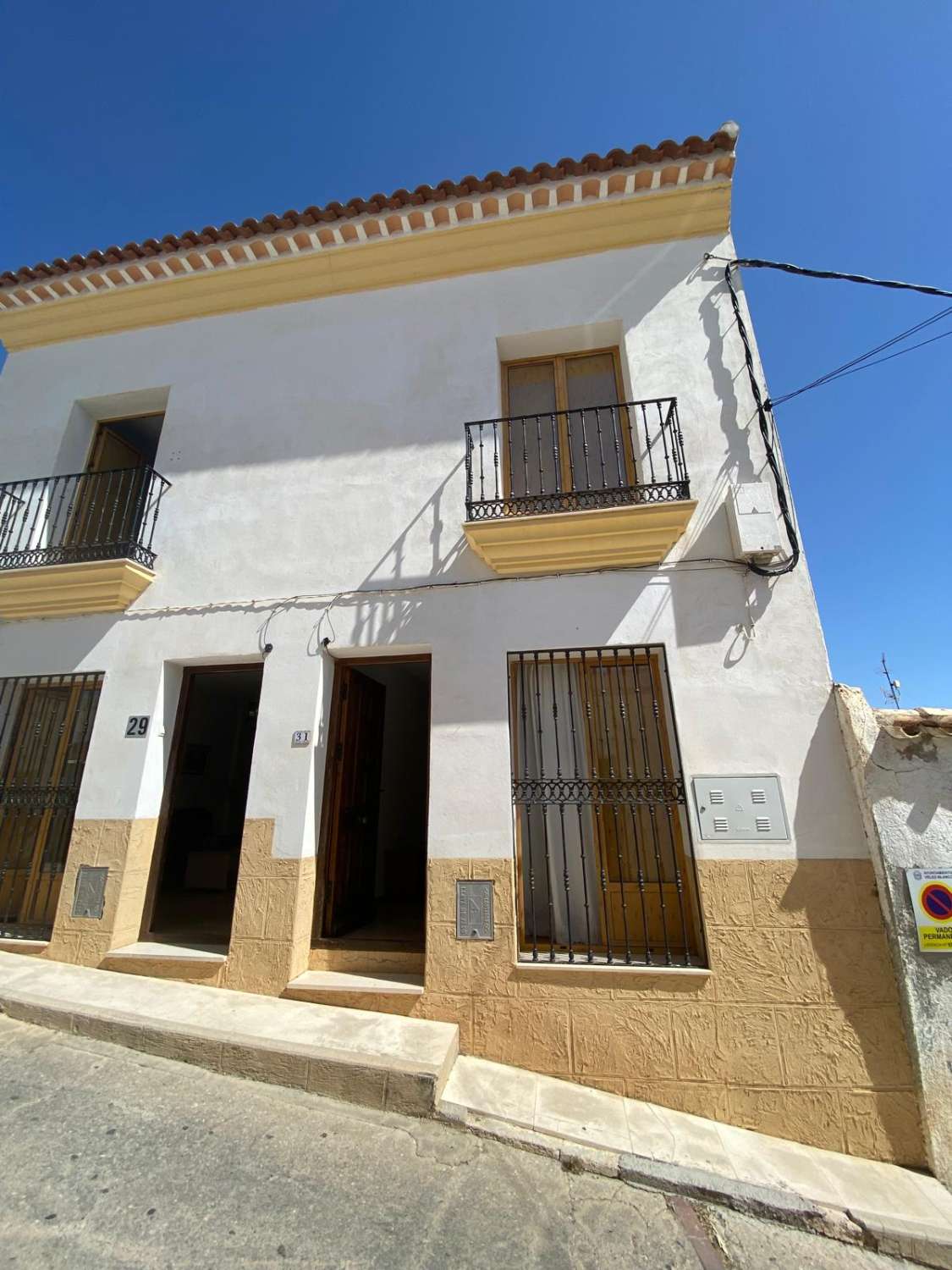 Fantástica casa adosada de 3 plantas convertida en dos con patios exteriores e inmenso garaje Vélez Blanco