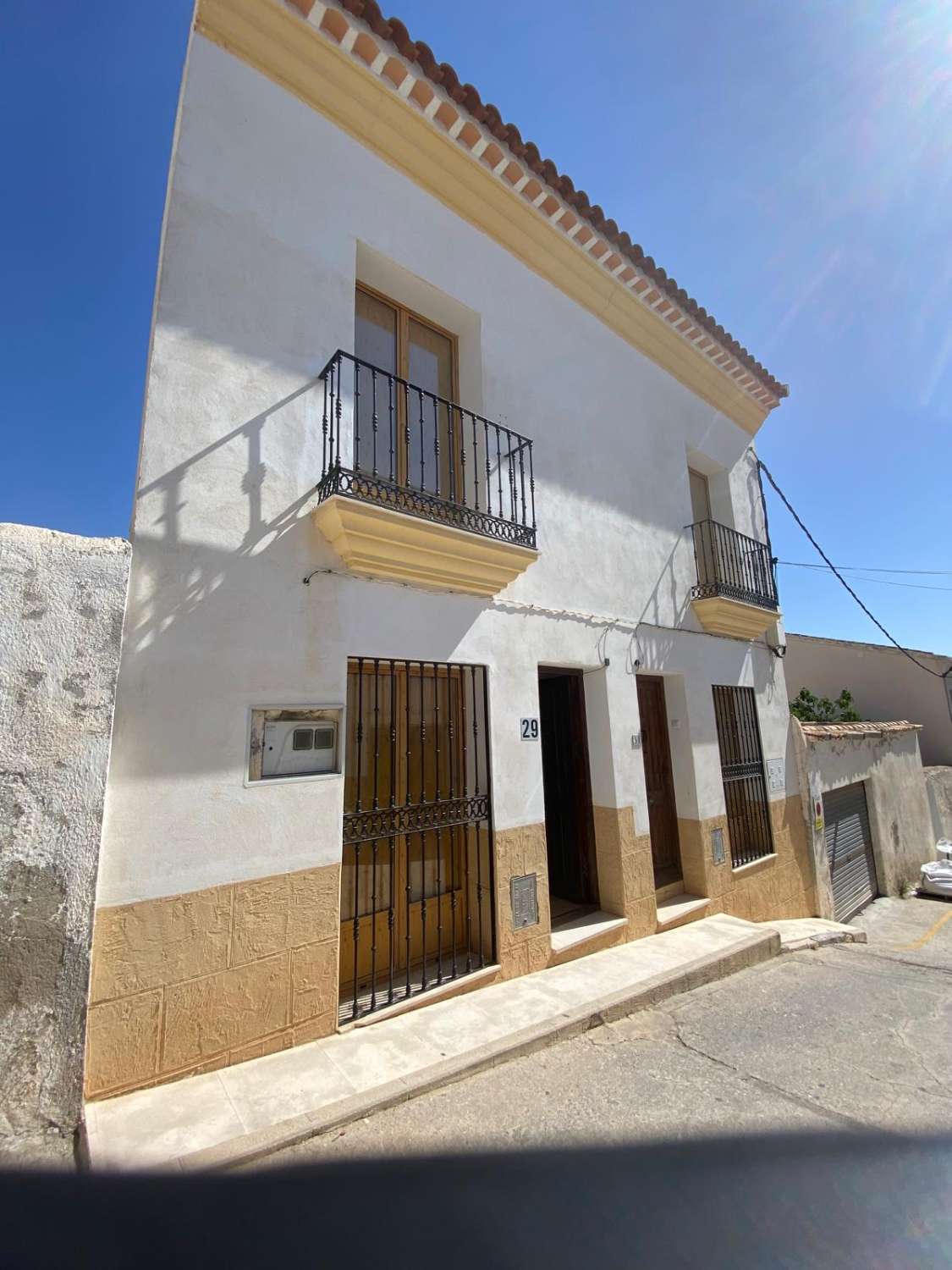 Fantástica casa adosada de 3 plantas convertida en dos con patios exteriores e inmenso garaje Vélez Blanco