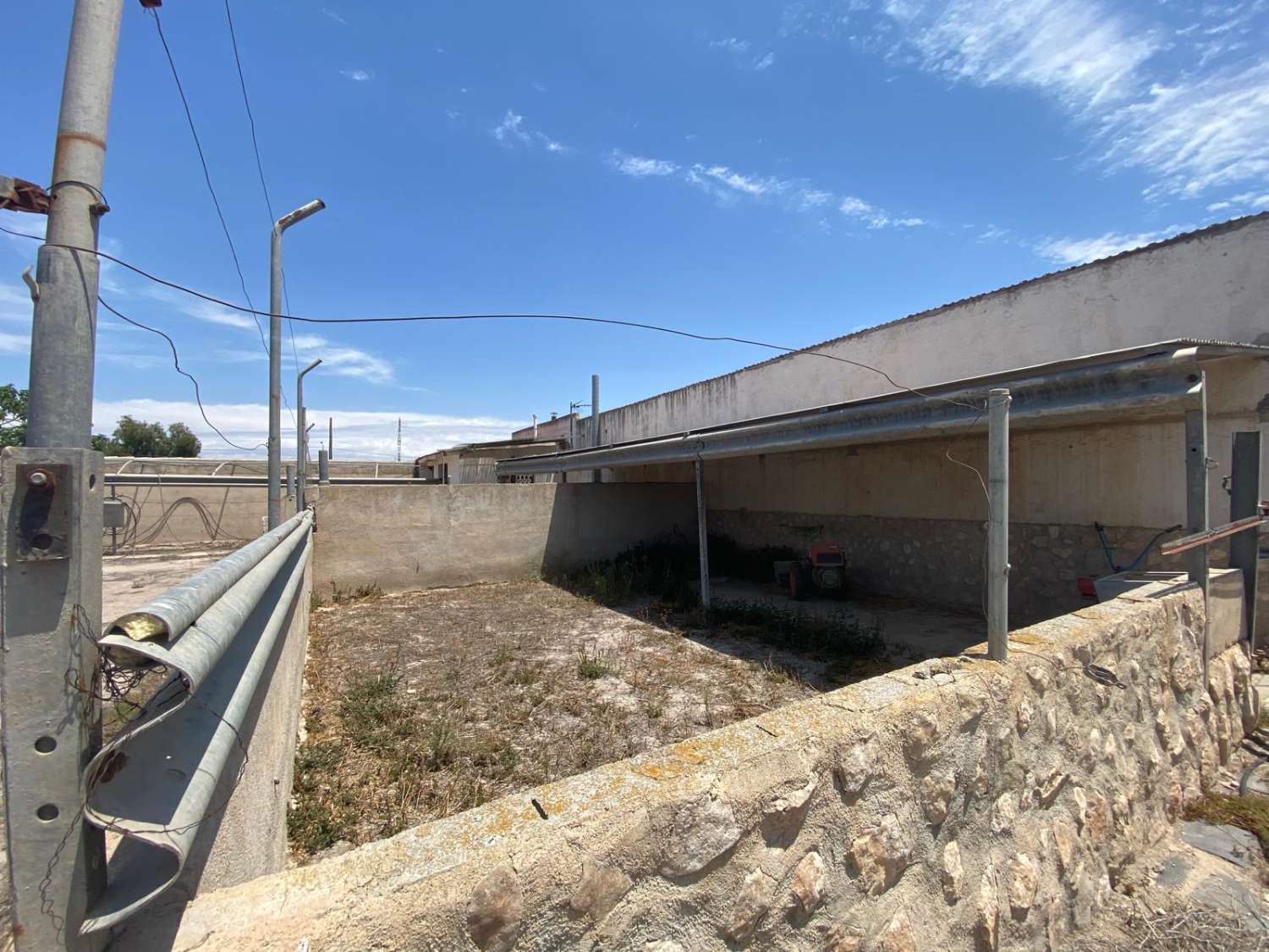 Grand terrain urbain prêt à être réaménagé