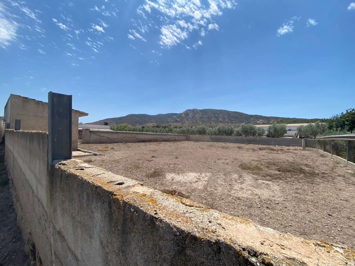 Grand terrain urbain prêt à être réaménagé