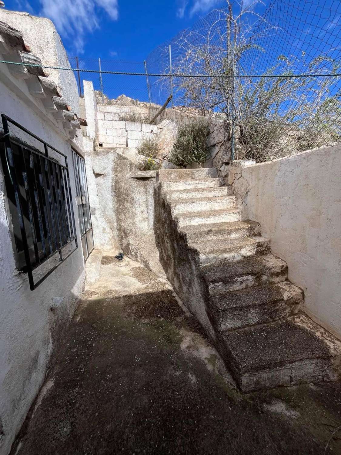 Casa adosada de 5 dormitorios y 2 baños con terraza en la azotea - Vélez Blanco