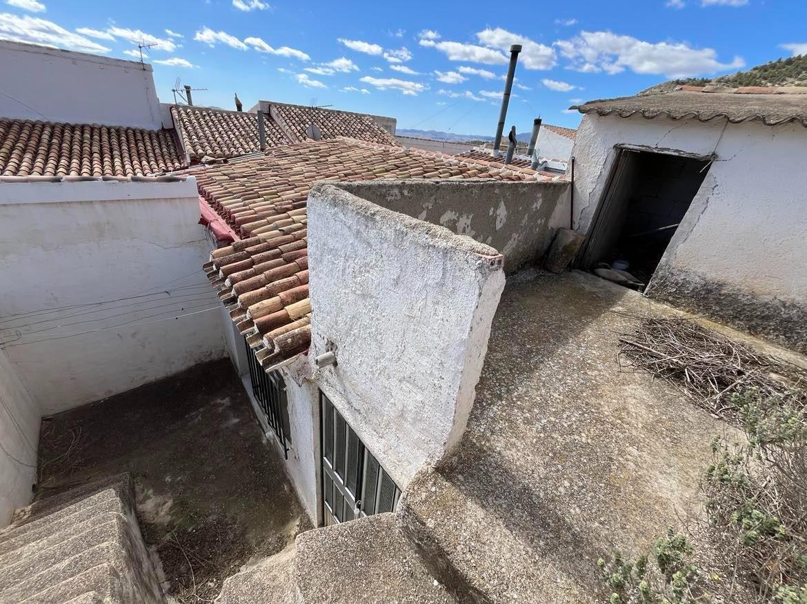 Casa adosada de 5 dormitorios y 2 baños con terraza en la azotea - Vélez Blanco