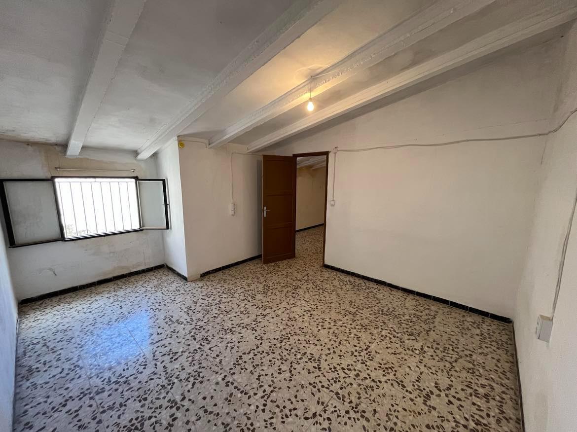 Casa adosada de 5 dormitorios y 2 baños con terraza en la azotea - Vélez Blanco