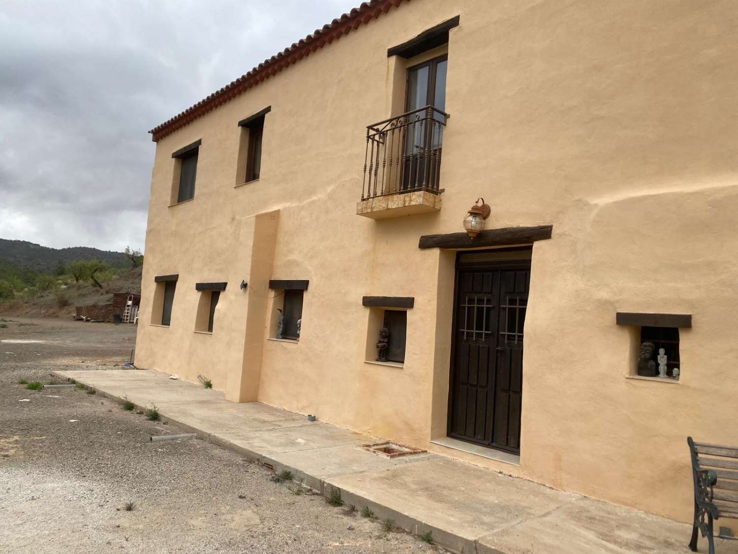 Large reformed cortijo with land