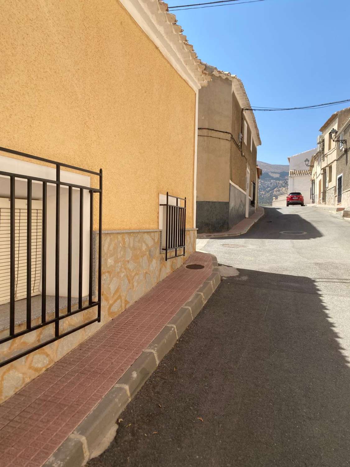 Encantadora casa adosada de 3 dormitorios y 2 baños con patio exterior en Maria