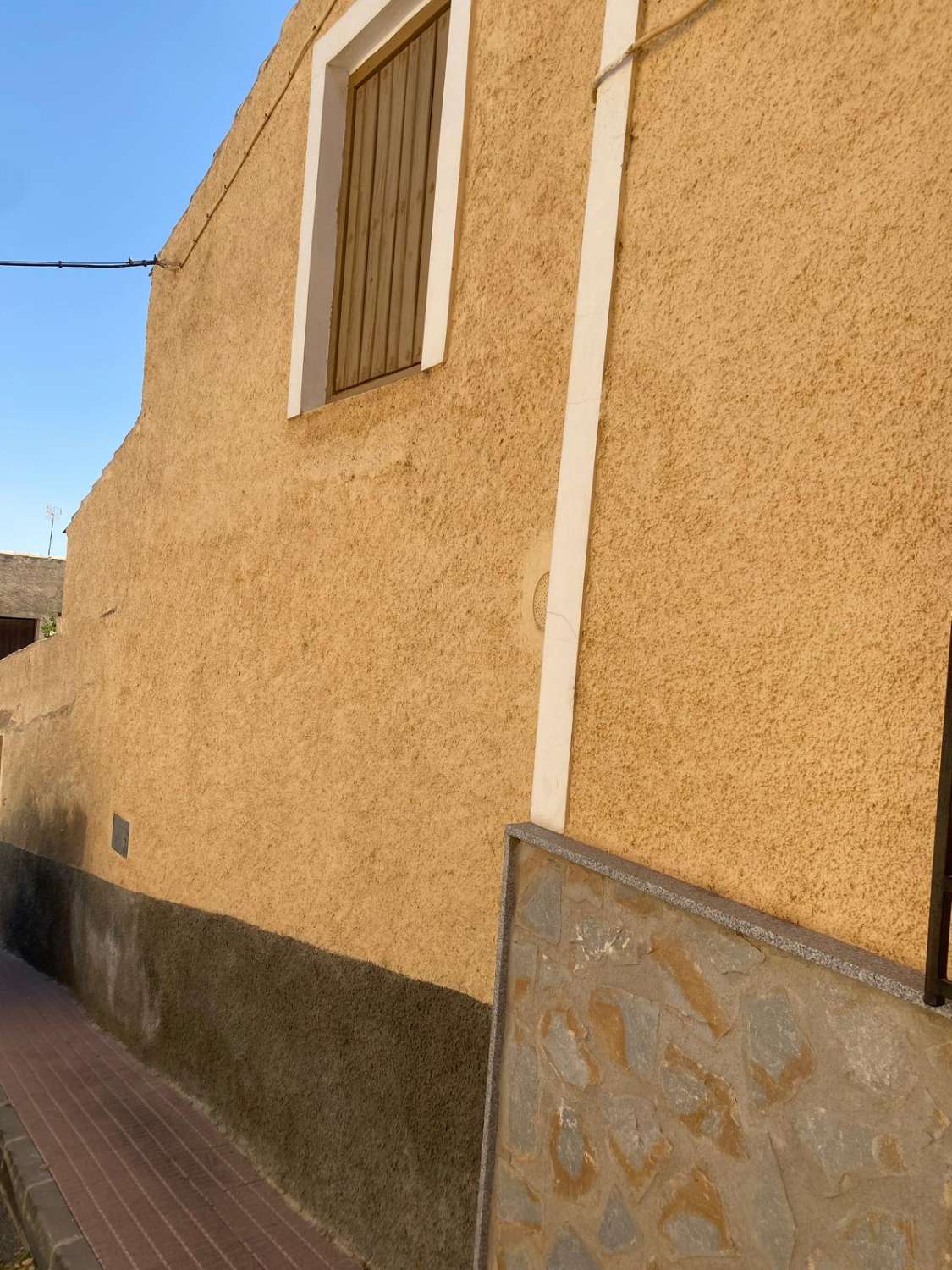 Encantadora casa adosada de 3 dormitorios y 2 baños con patio exterior en Maria