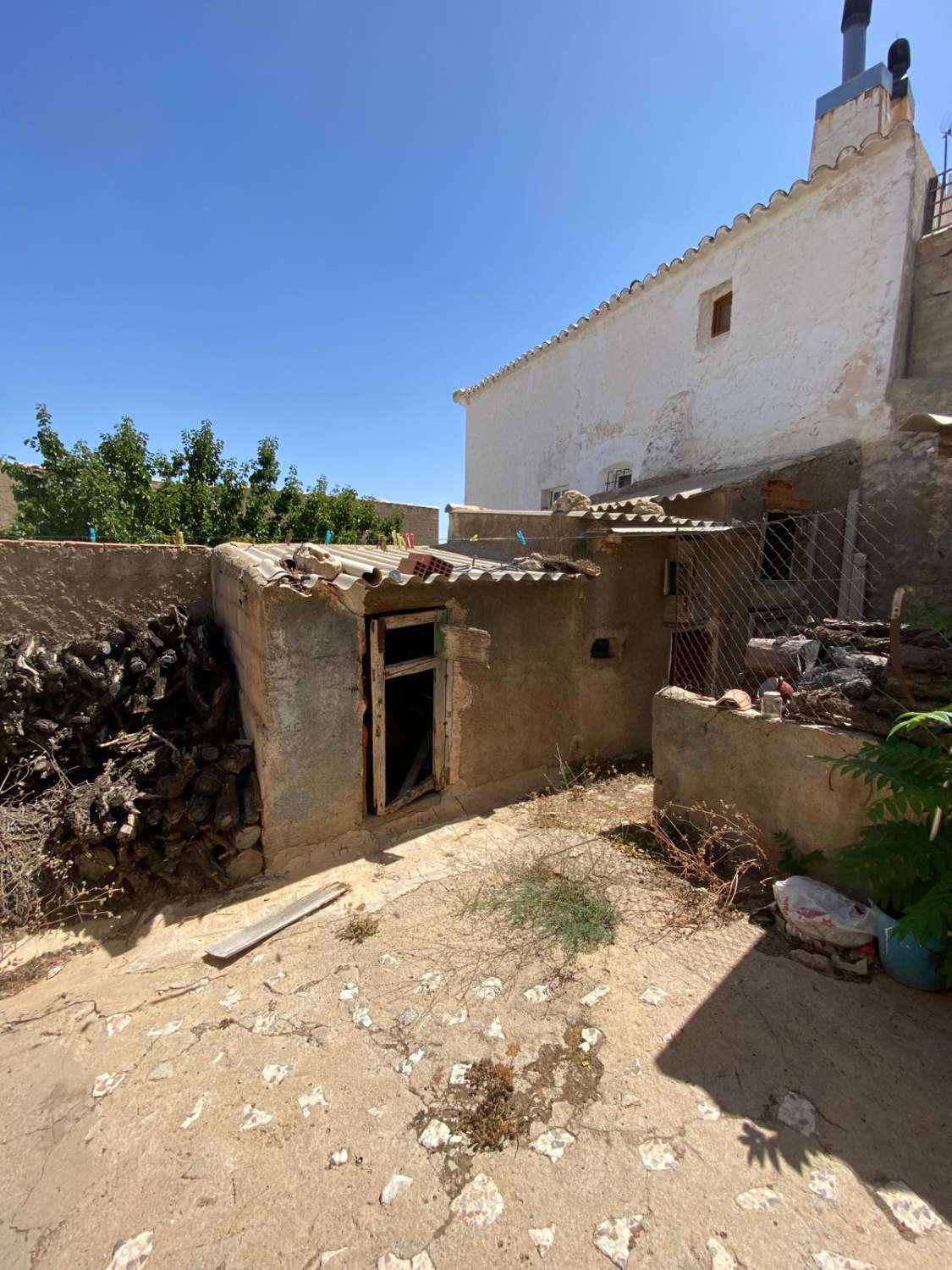 Encantadora casa adosada de 3 dormitorios y 2 baños con patio exterior en Maria