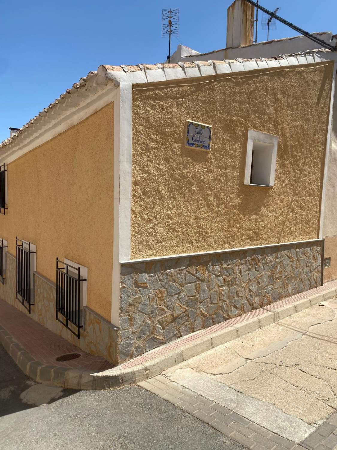 Encantadora casa adosada de 3 dormitorios y 2 baños con patio exterior en Maria