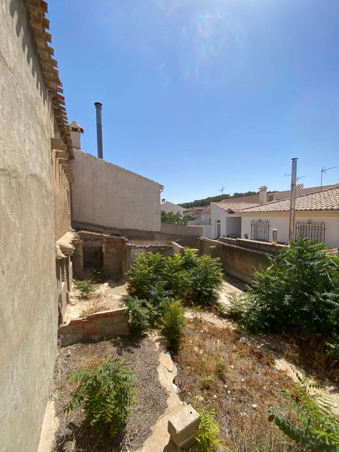 Town house, garage and separate out buildings in María