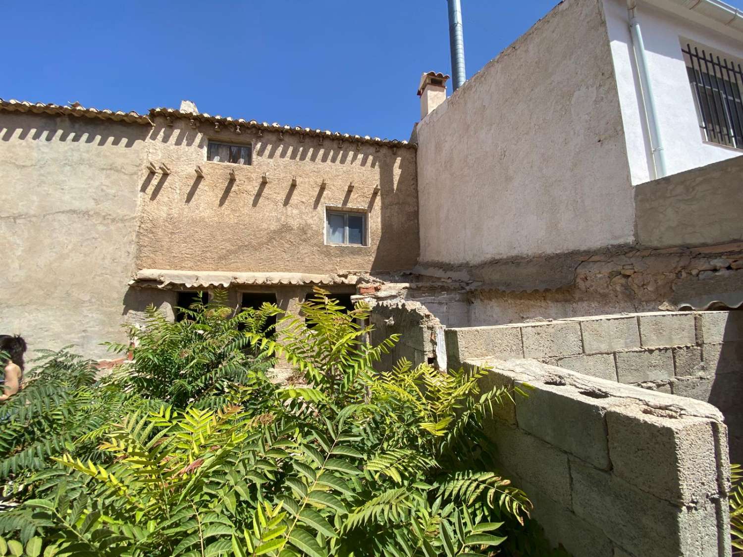 Town house, garage and separate out buildings in María