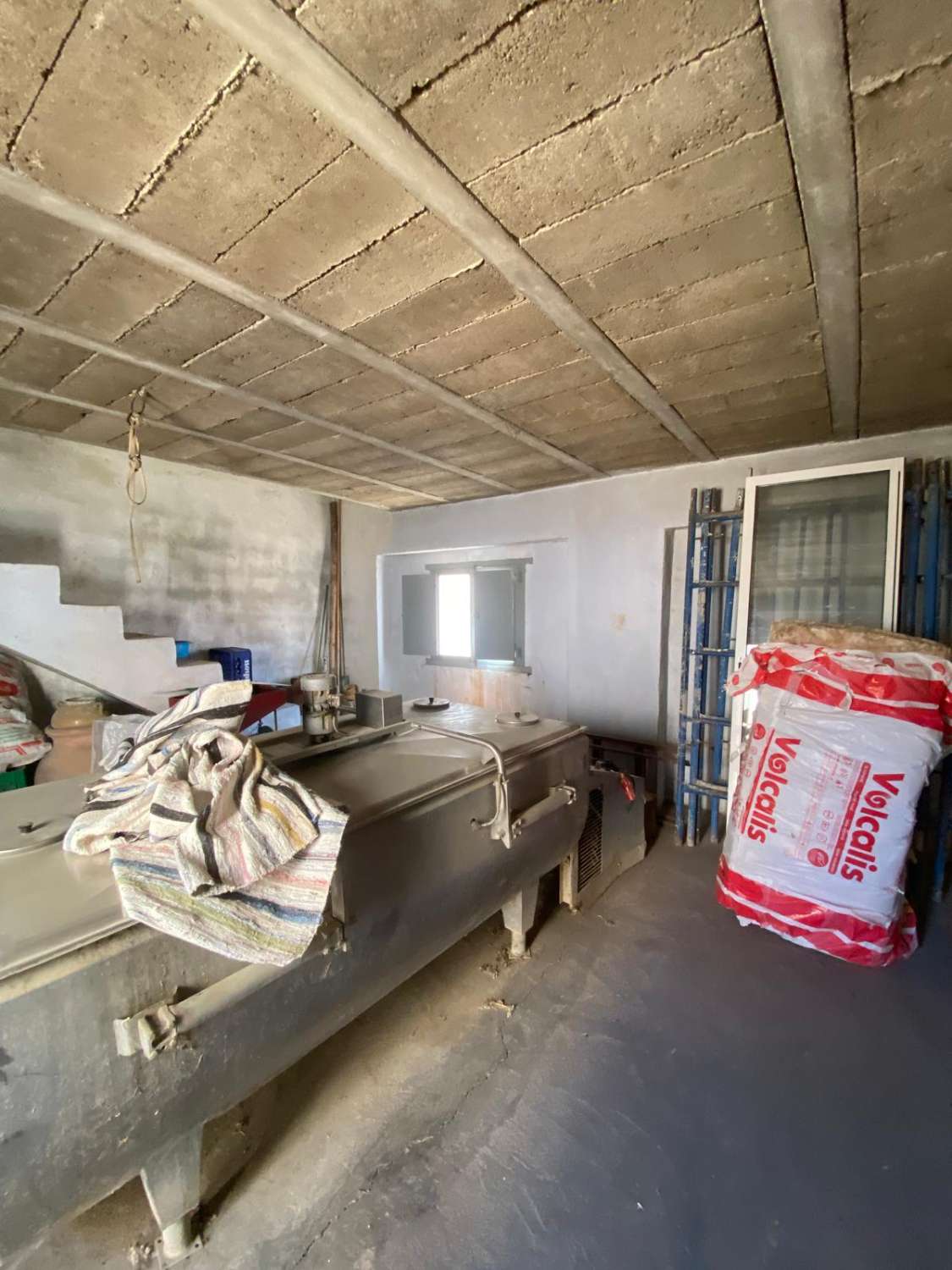 Town house, garage and separate out buildings in María