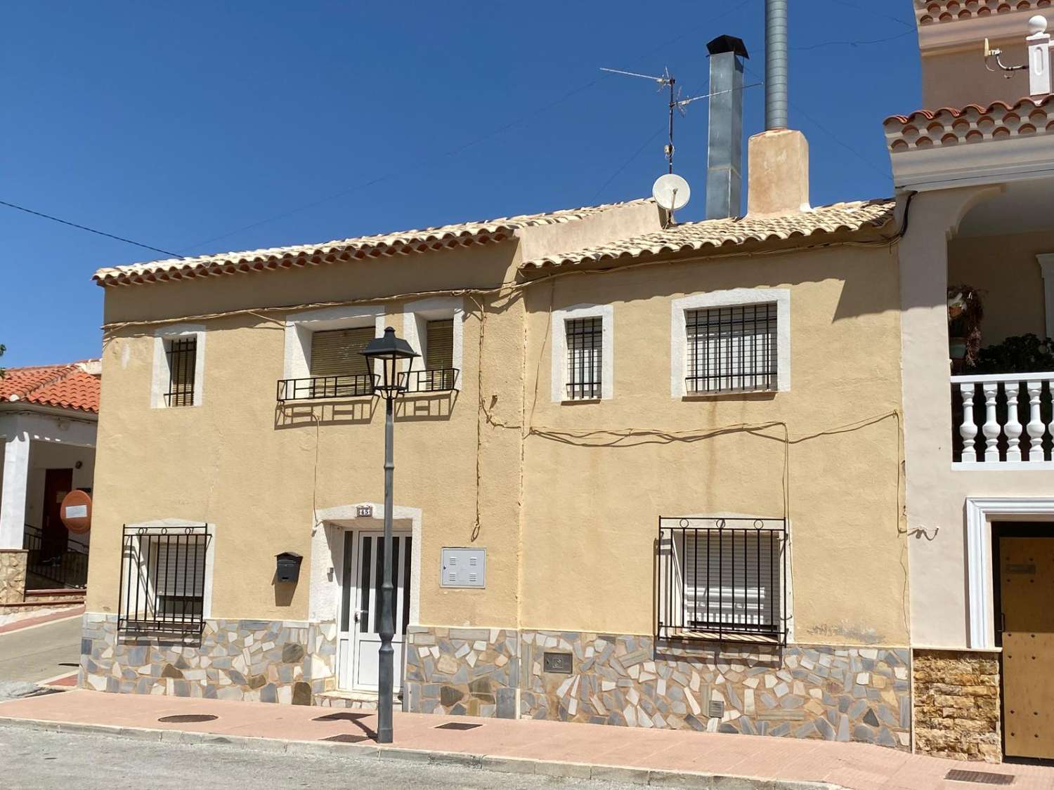 Town house, garage and separate out buildings in María