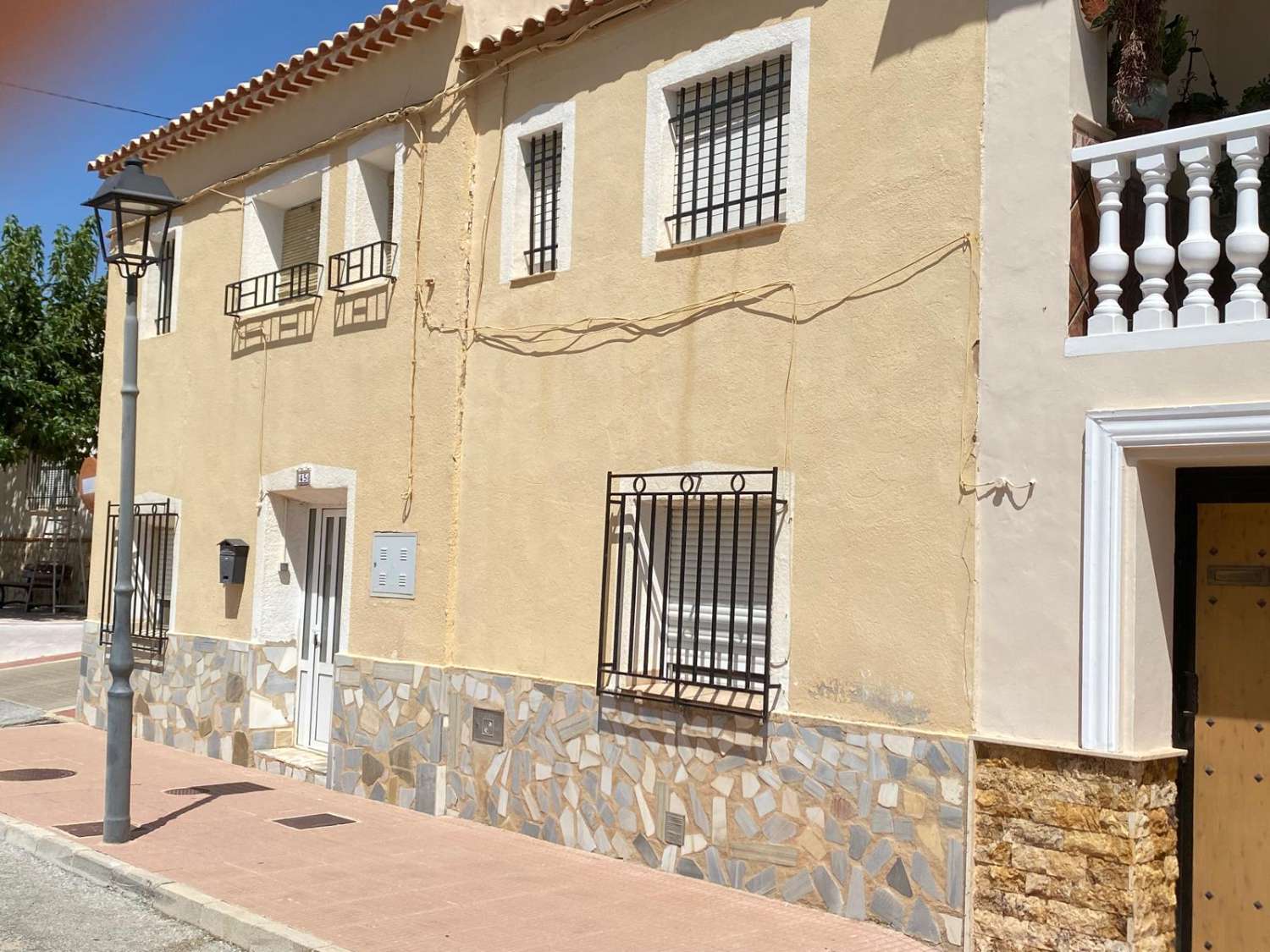 Town house, garage and separate out buildings in María