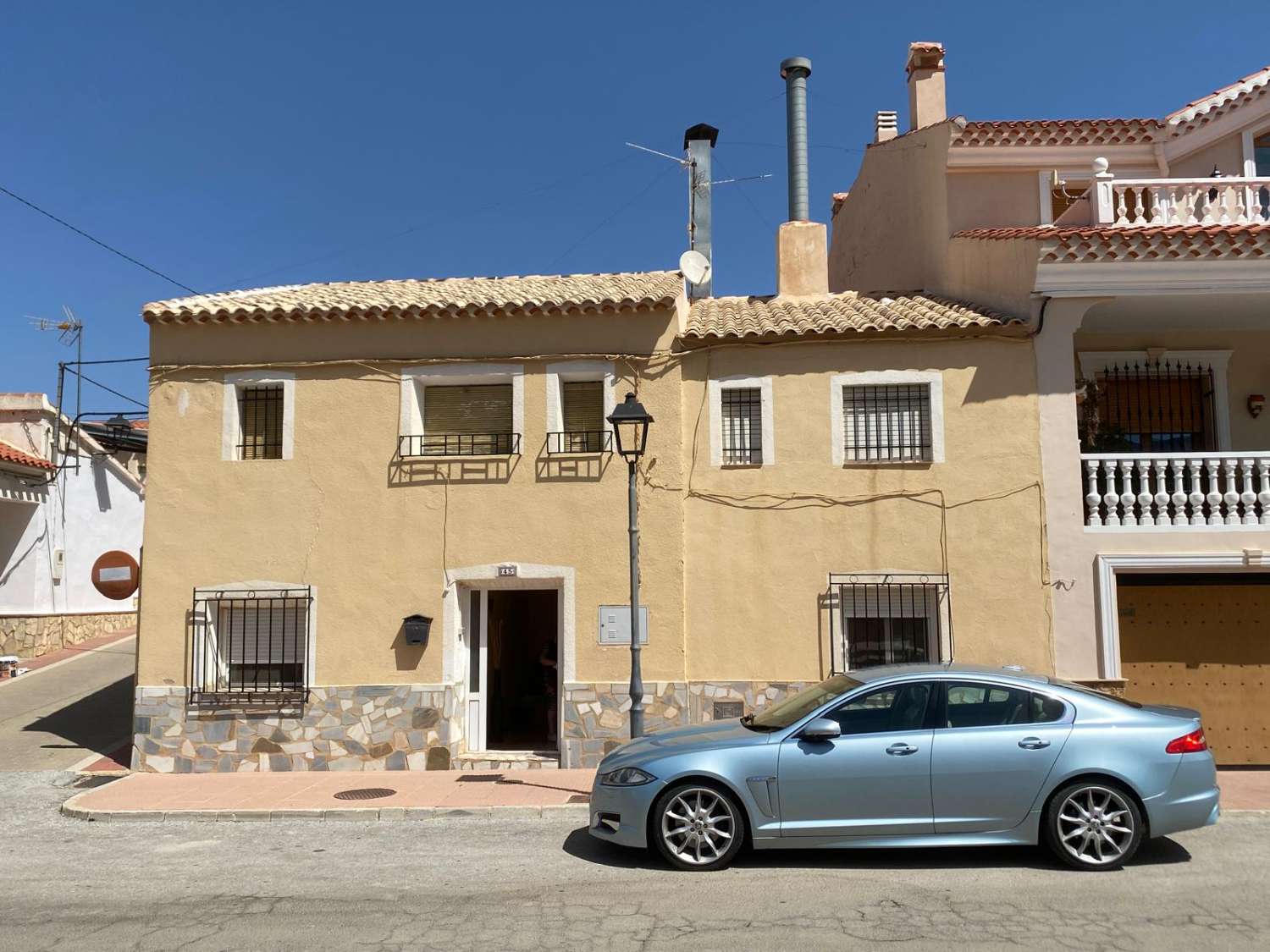 Town house, garage and separate out buildings in María