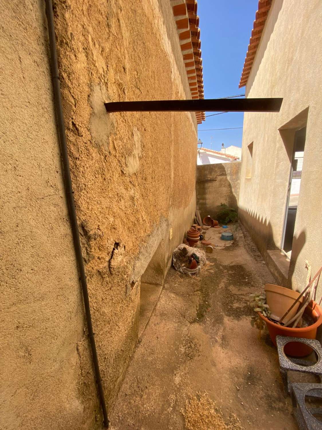 Town house, garage and separate out buildings in María