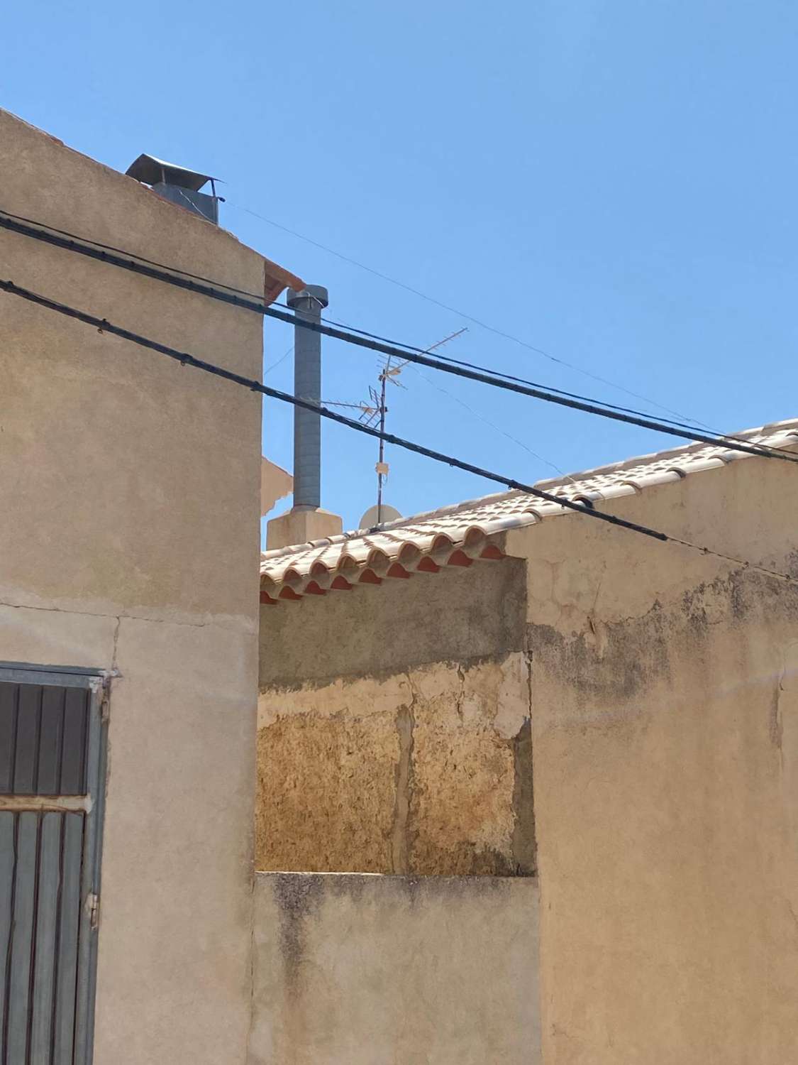 Town house, garage and separate out buildings in María