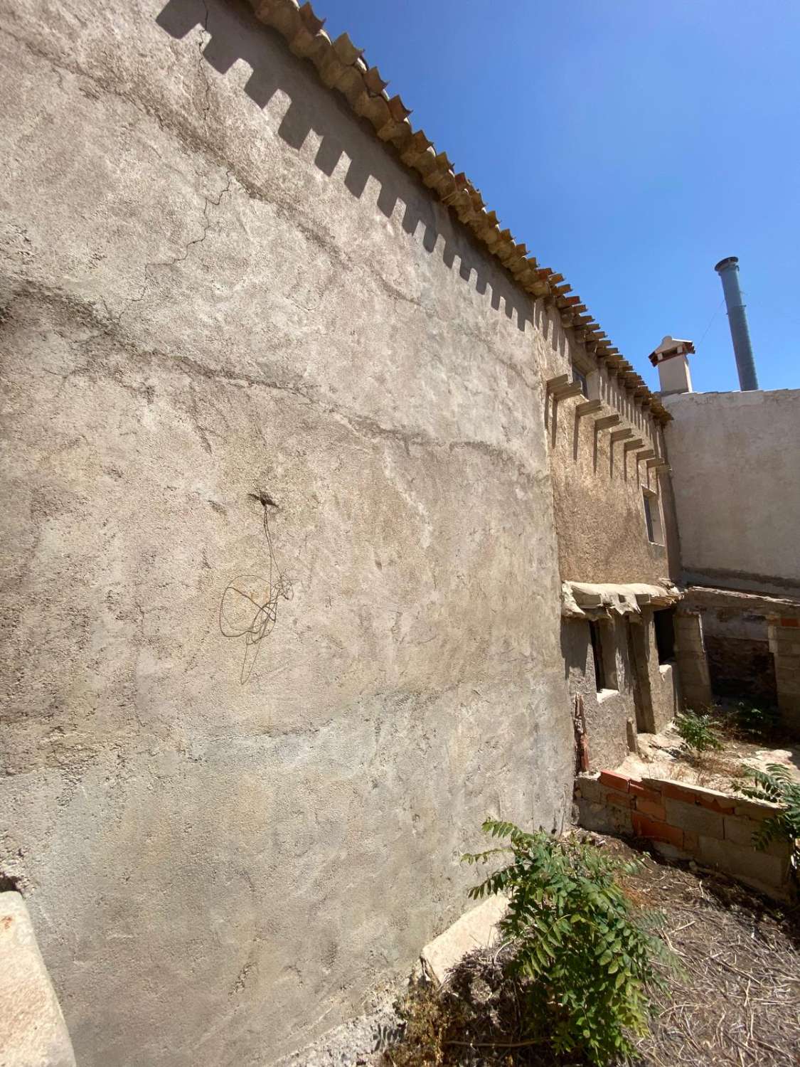 Town house, garage and separate out buildings in María