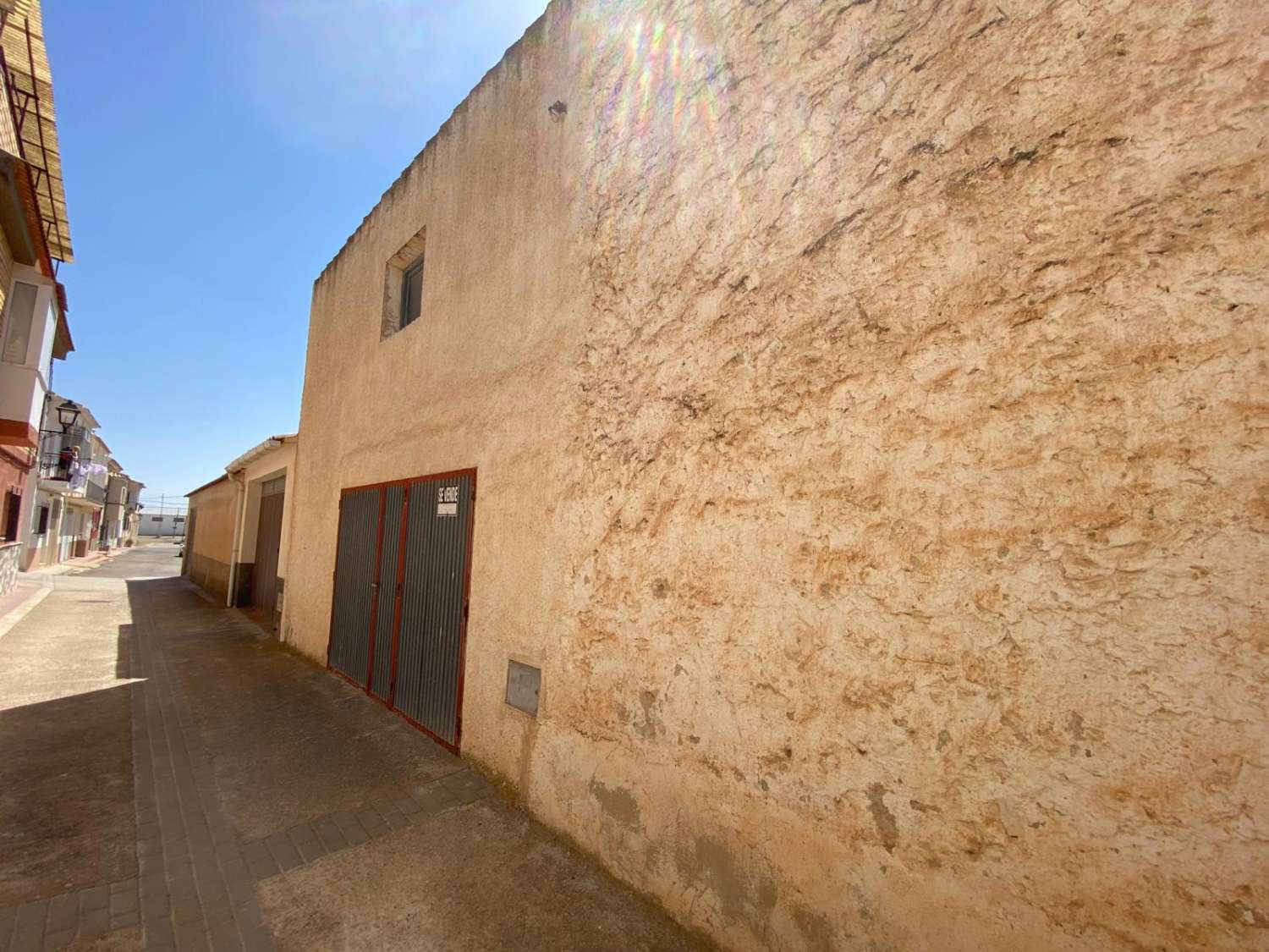 Town house, garage and separate out buildings in María