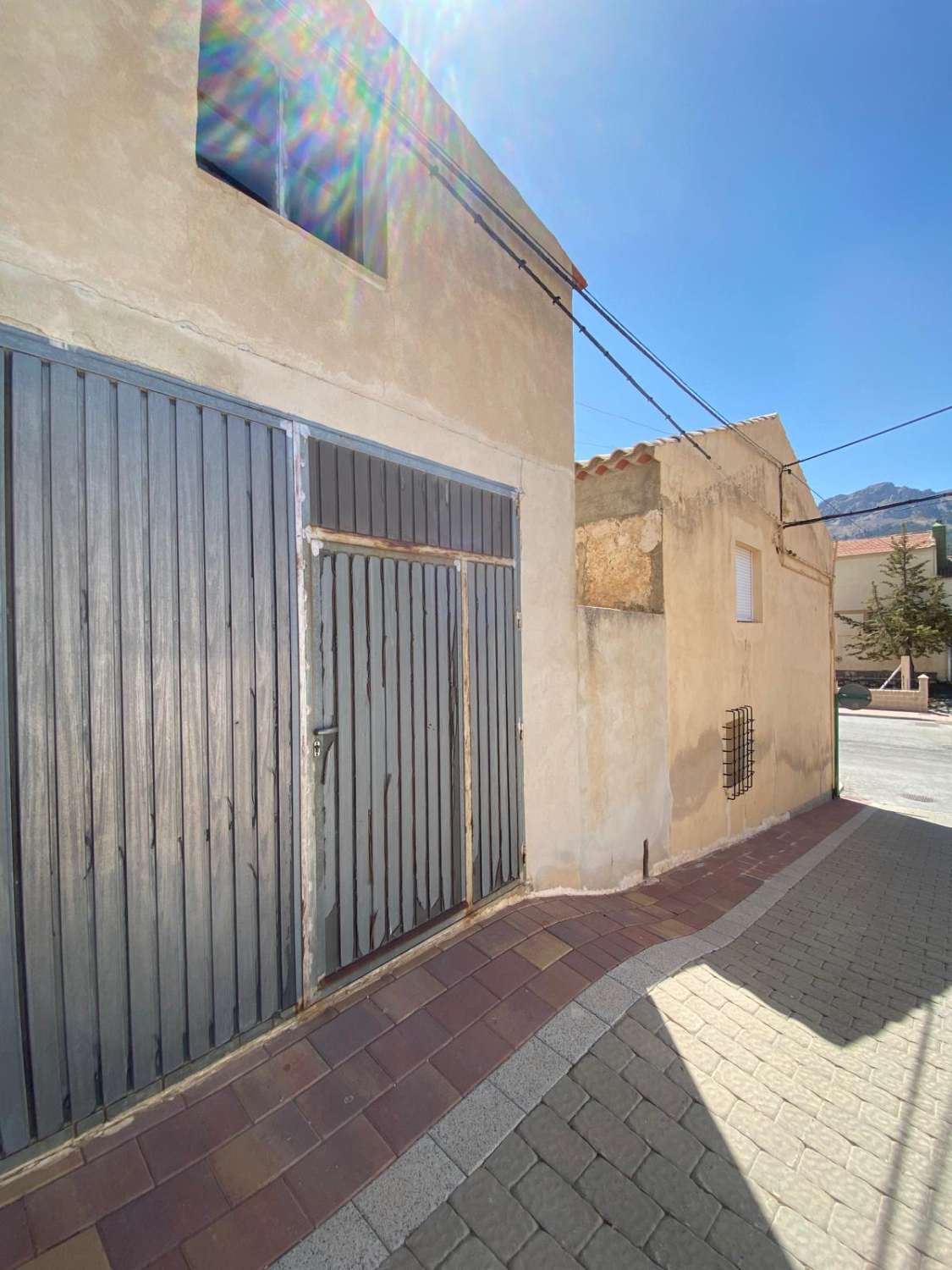 Town house, garage and separate out buildings in María