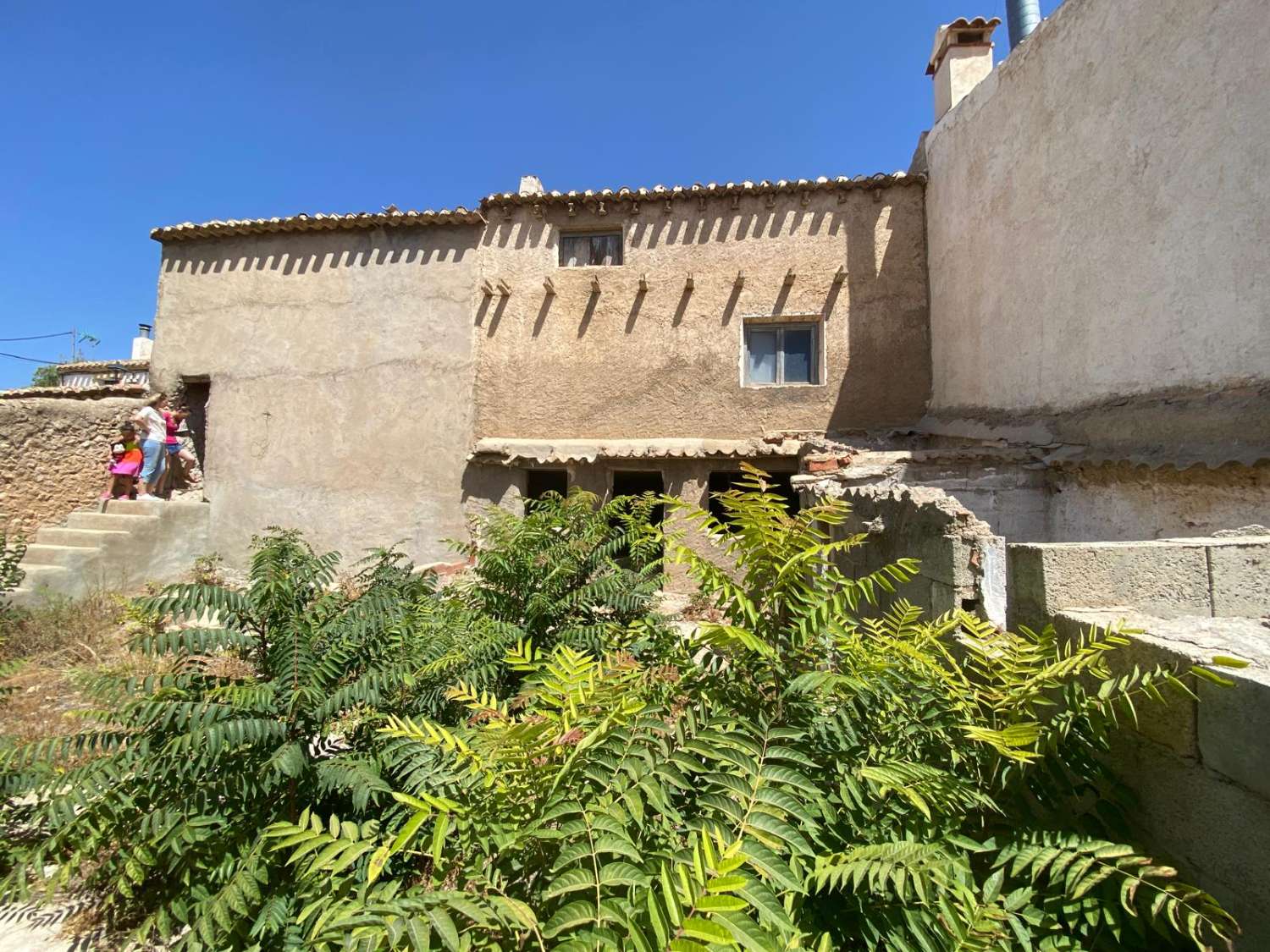 Town house, garage and separate out buildings in María