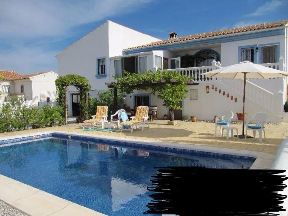 Impecable villa de 4 dormitorios y 2 baños en una encantadora aldea, a 10 minutos de Chirivel y Vélez Rubio