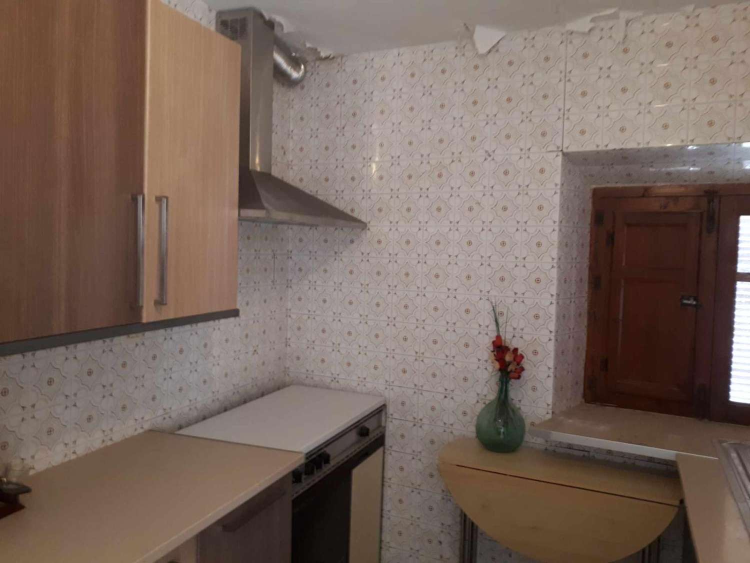 Gran casa de pueblo en Velez Blanco con potencial para 5 dormitorios y 2 baños y terrazas.