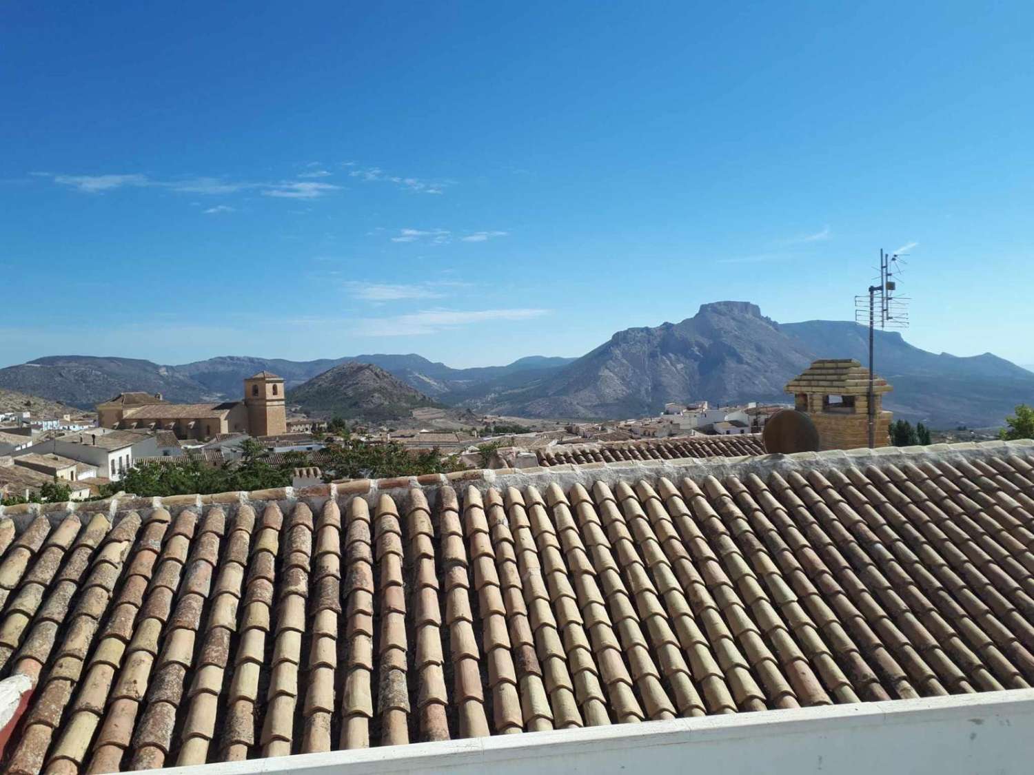 Gran casa de pueblo en Velez Blanco con potencial para 5 dormitorios y 2 baños y terrazas.