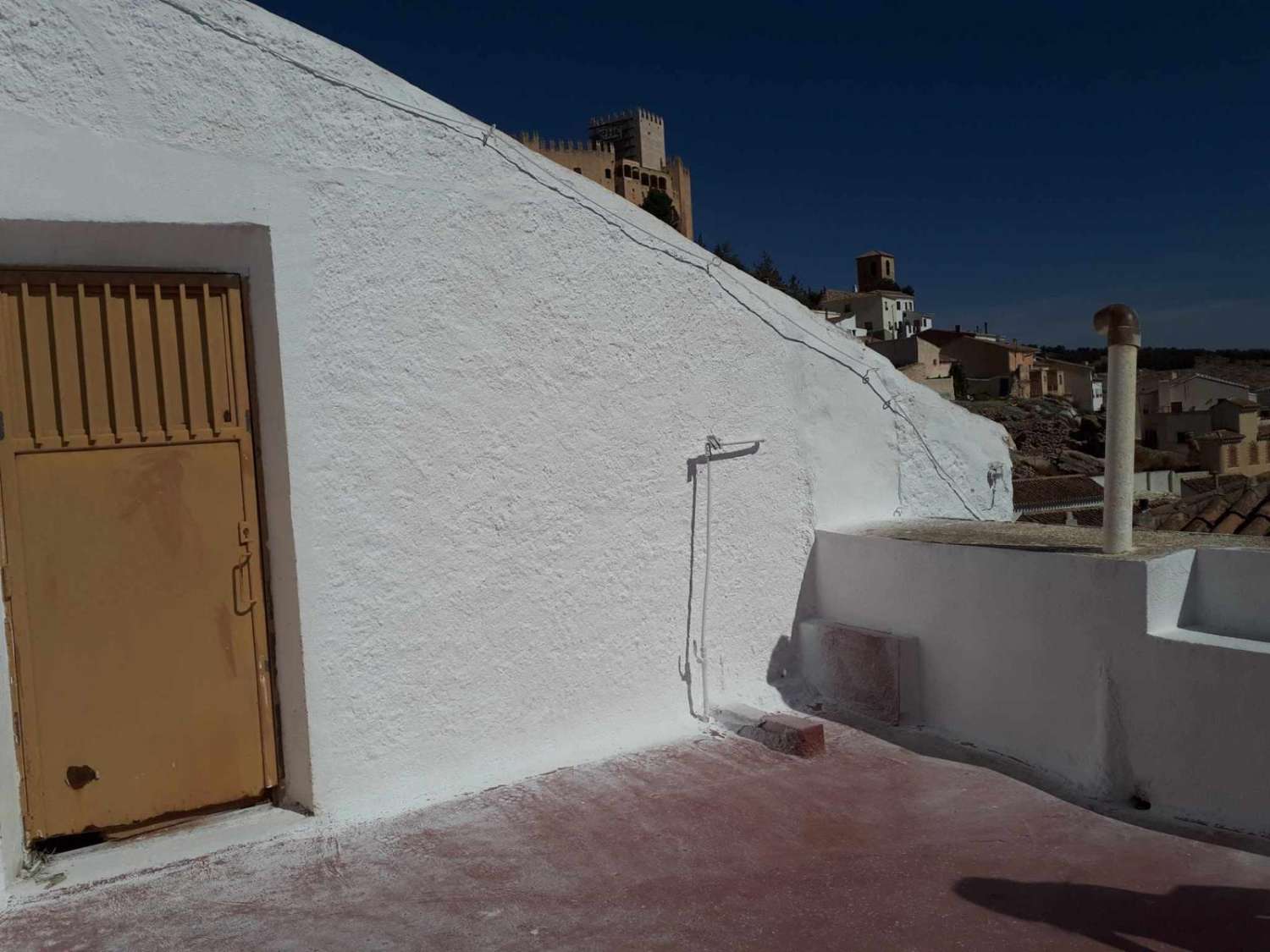 Gran casa de pueblo en Velez Blanco con potencial para 5 dormitorios y 2 baños y terrazas.