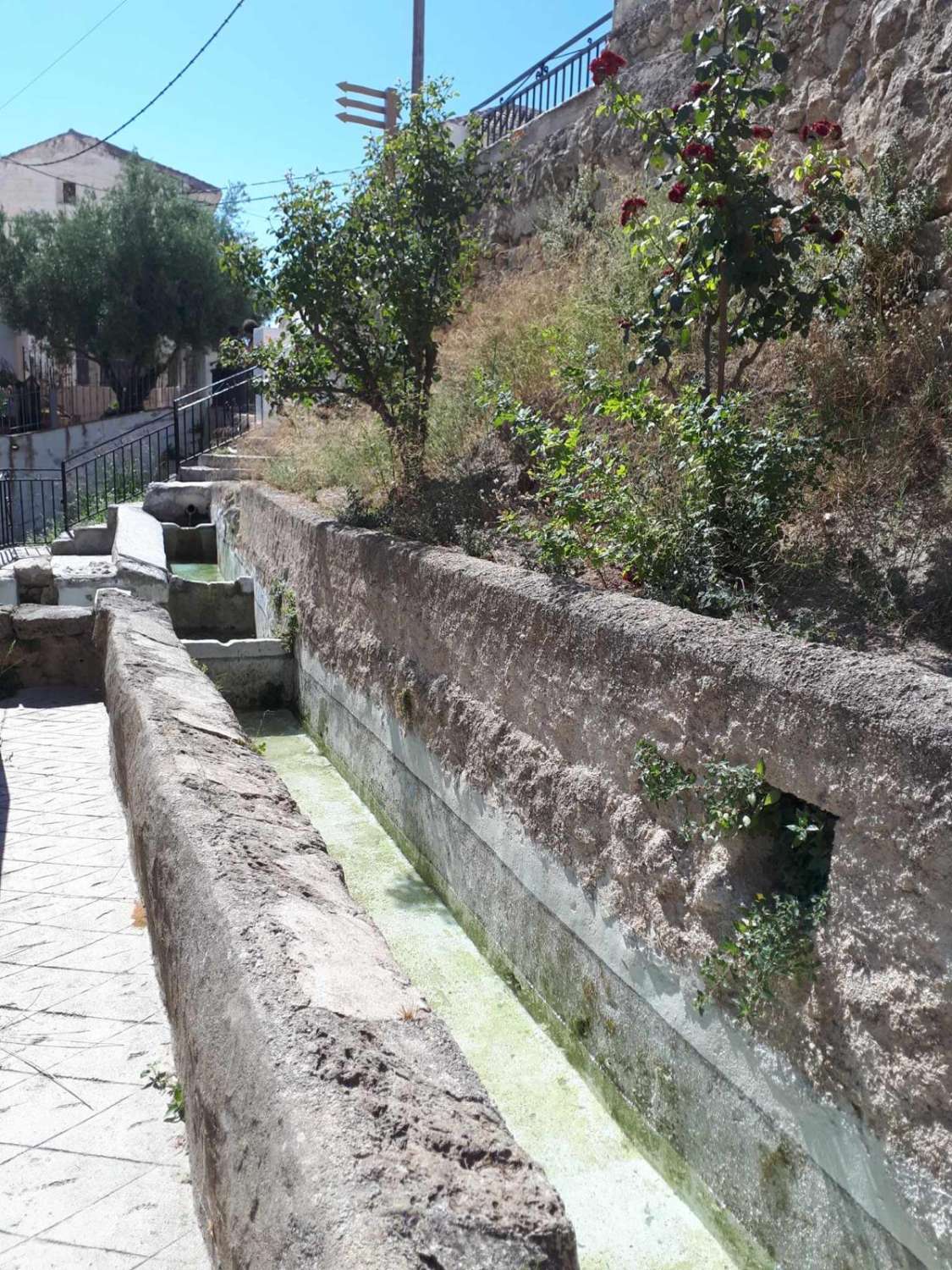 Gran casa de pueblo en Velez Blanco con potencial para 5 dormitorios y 2 baños y terrazas.