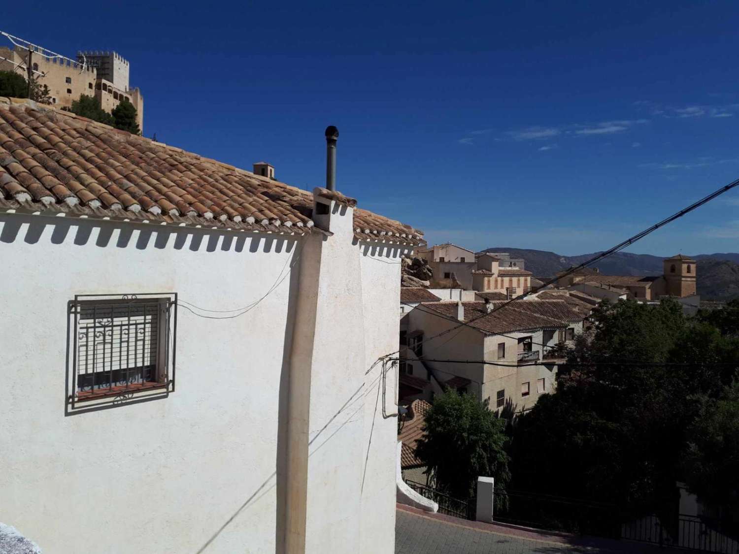 Gran casa de pueblo en Velez Blanco con potencial para 5 dormitorios y 2 baños y terrazas.