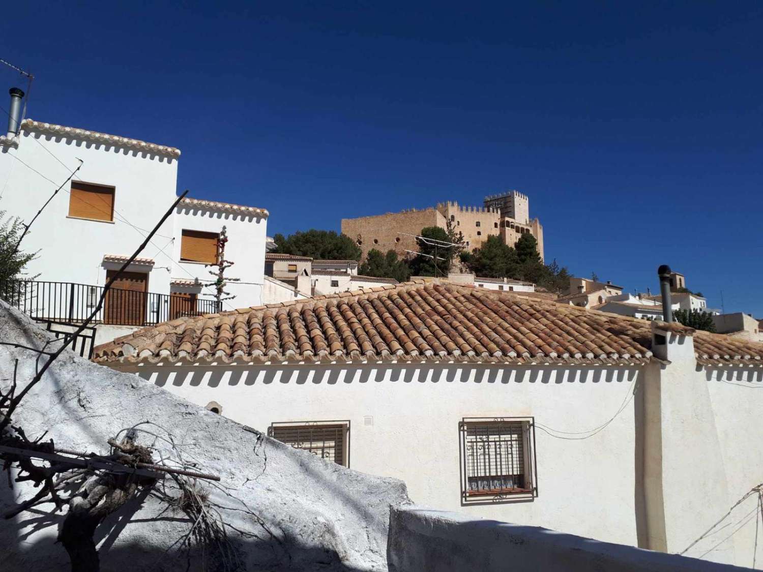 Gran casa de pueblo en Velez Blanco con potencial para 5 dormitorios y 2 baños y terrazas.