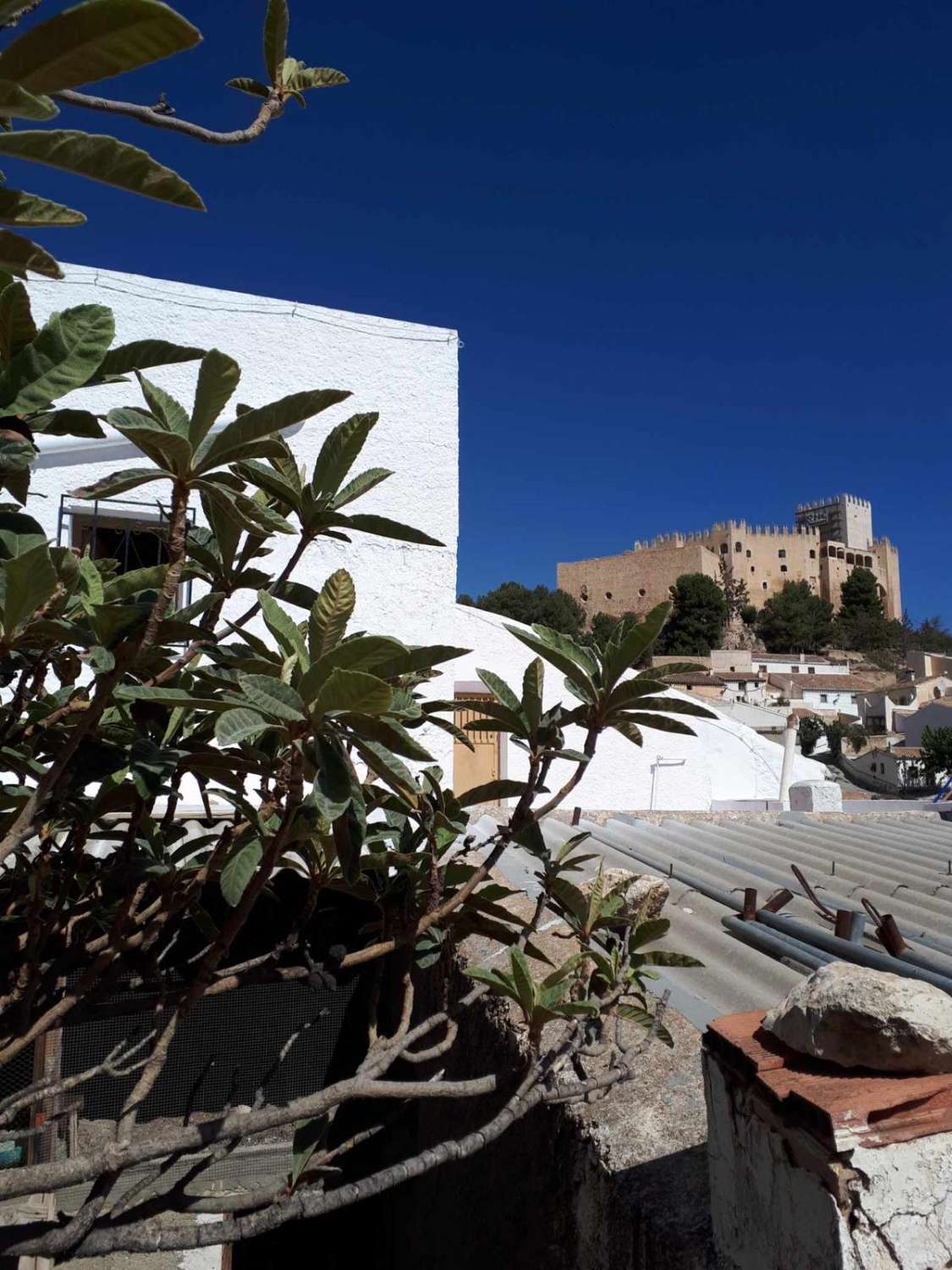 Gran casa de pueblo en Velez Blanco con potencial para 5 dormitorios y 2 baños y terrazas.