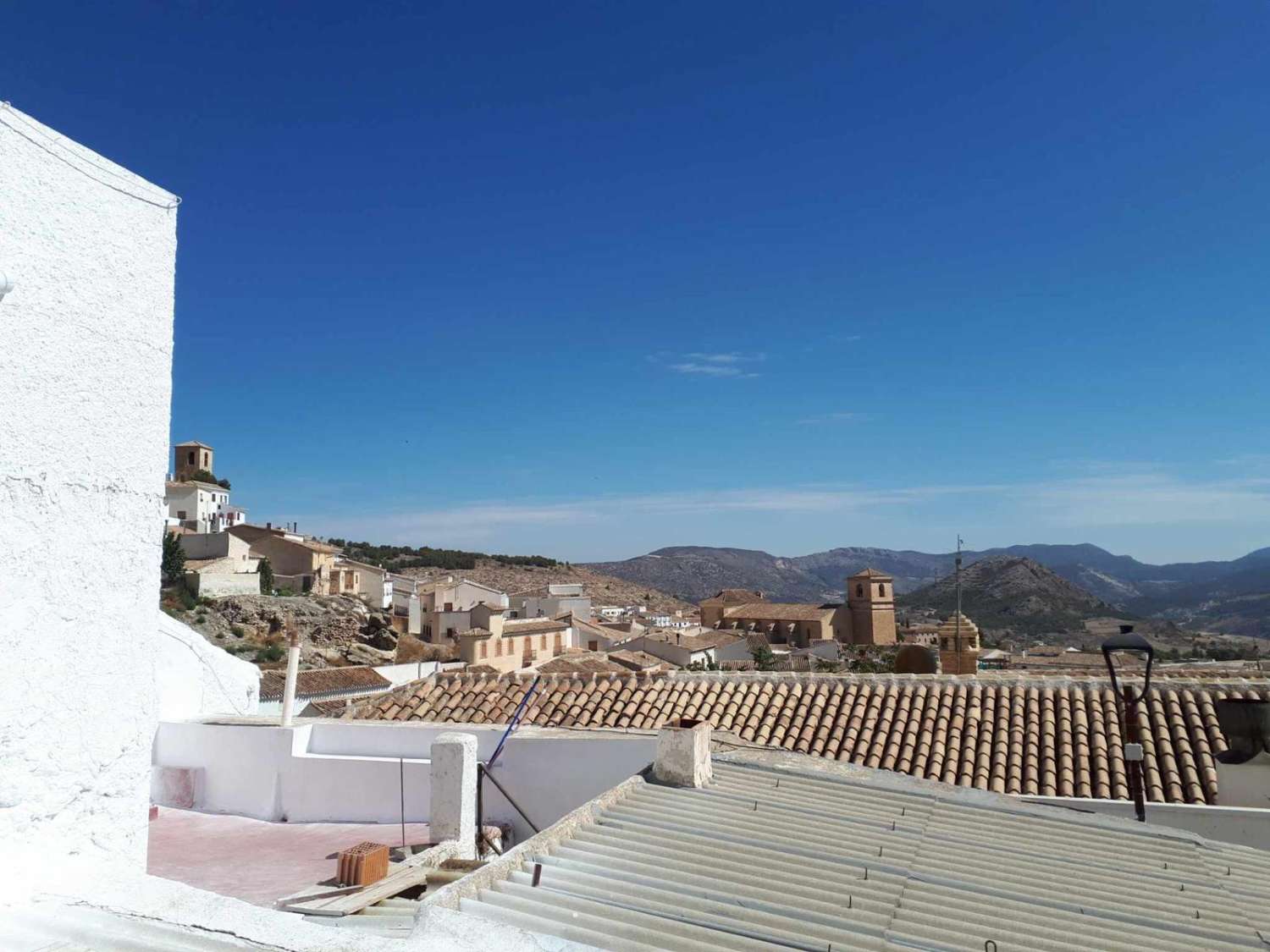 Gran casa de pueblo en Velez Blanco con potencial para 5 dormitorios y 2 baños y terrazas.