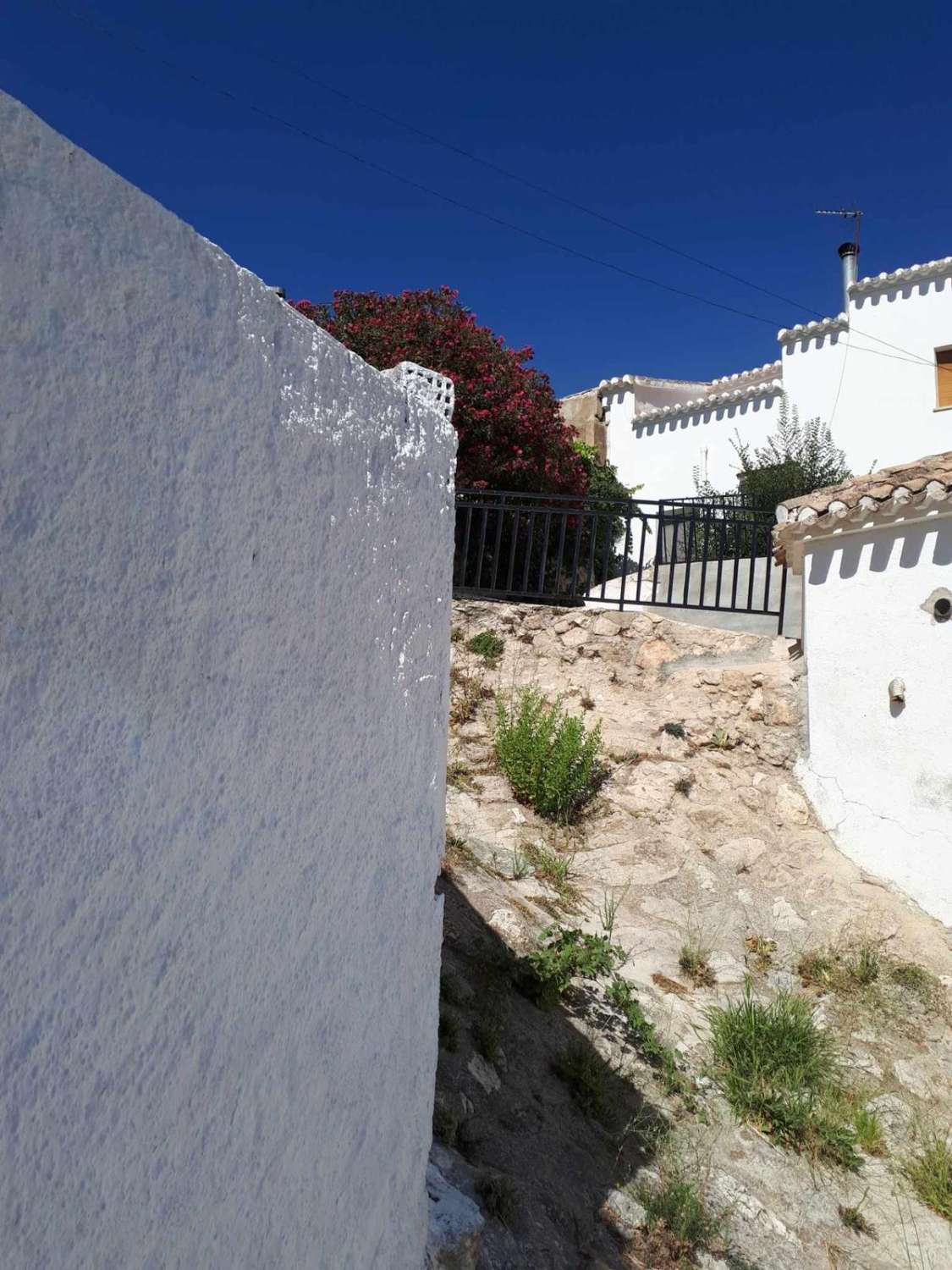 Gran casa de pueblo en Velez Blanco con potencial para 5 dormitorios y 2 baños y terrazas.