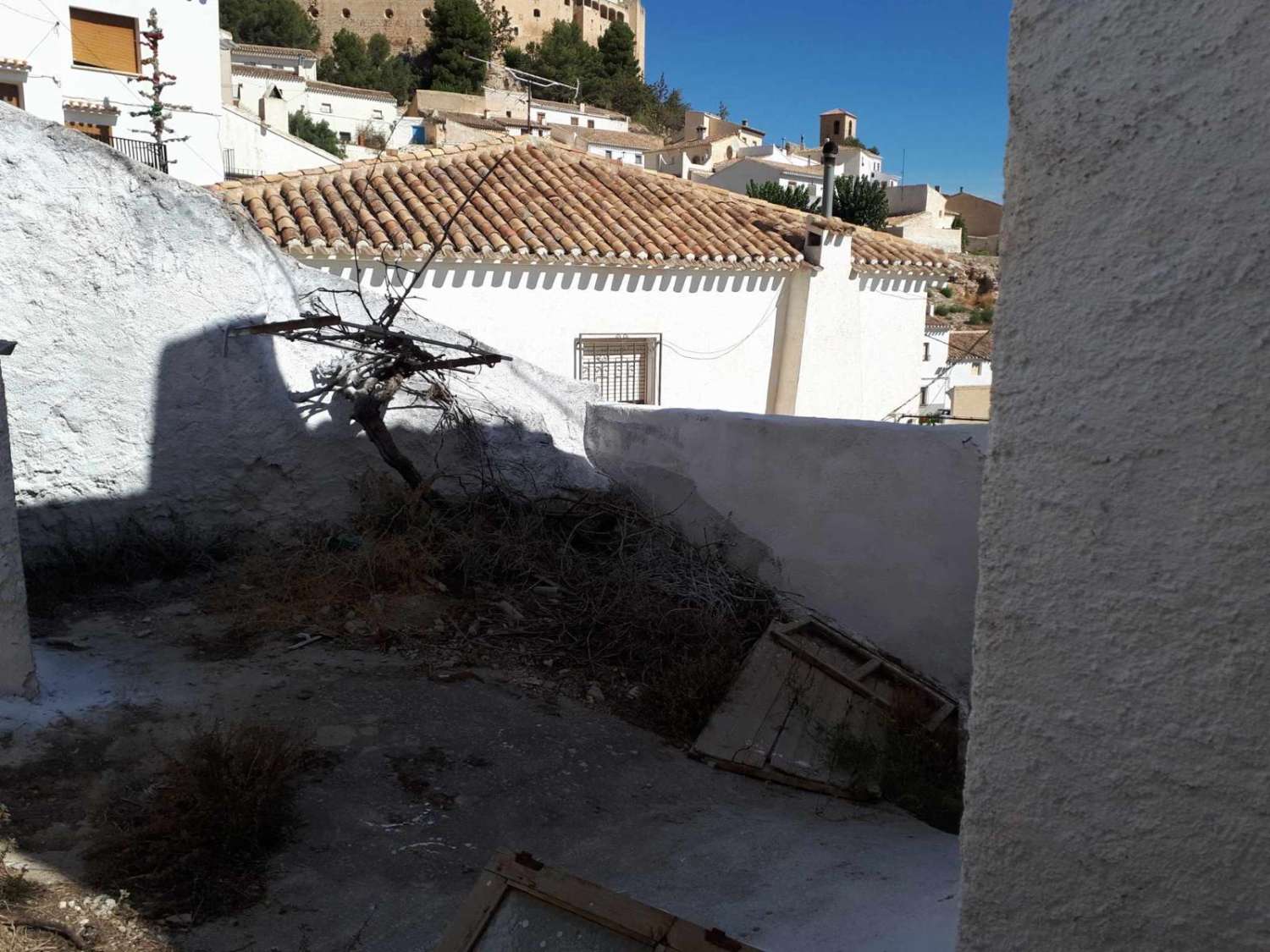 Gran casa de pueblo en Velez Blanco con potencial para 5 dormitorios y 2 baños y terrazas.