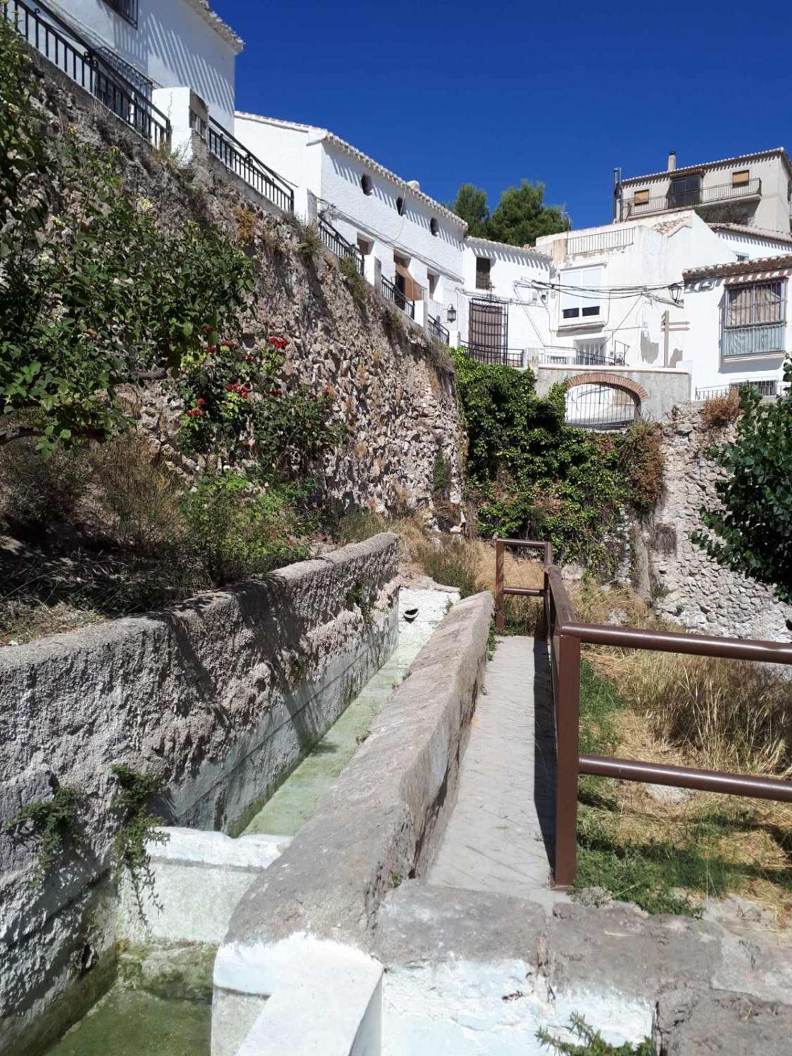 Gran casa de pueblo en Velez Blanco con potencial para 5 dormitorios y 2 baños y terrazas.