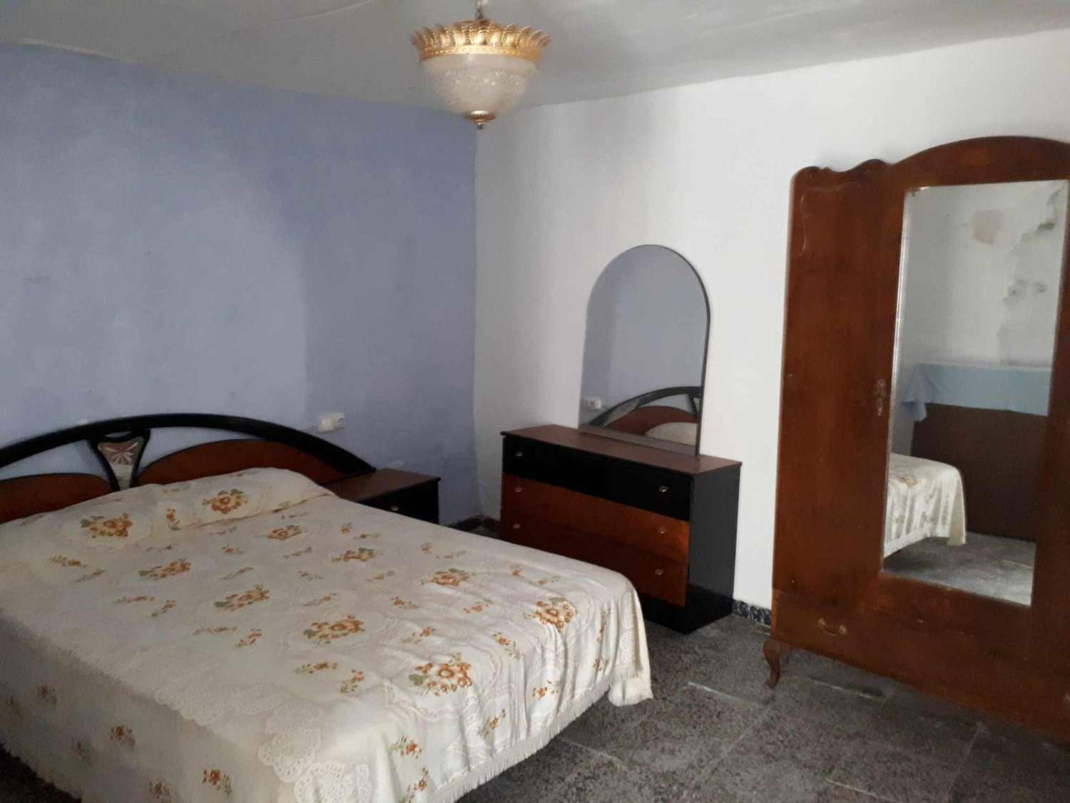 Gran casa de pueblo en Velez Blanco con potencial para 5 dormitorios y 2 baños y terrazas.