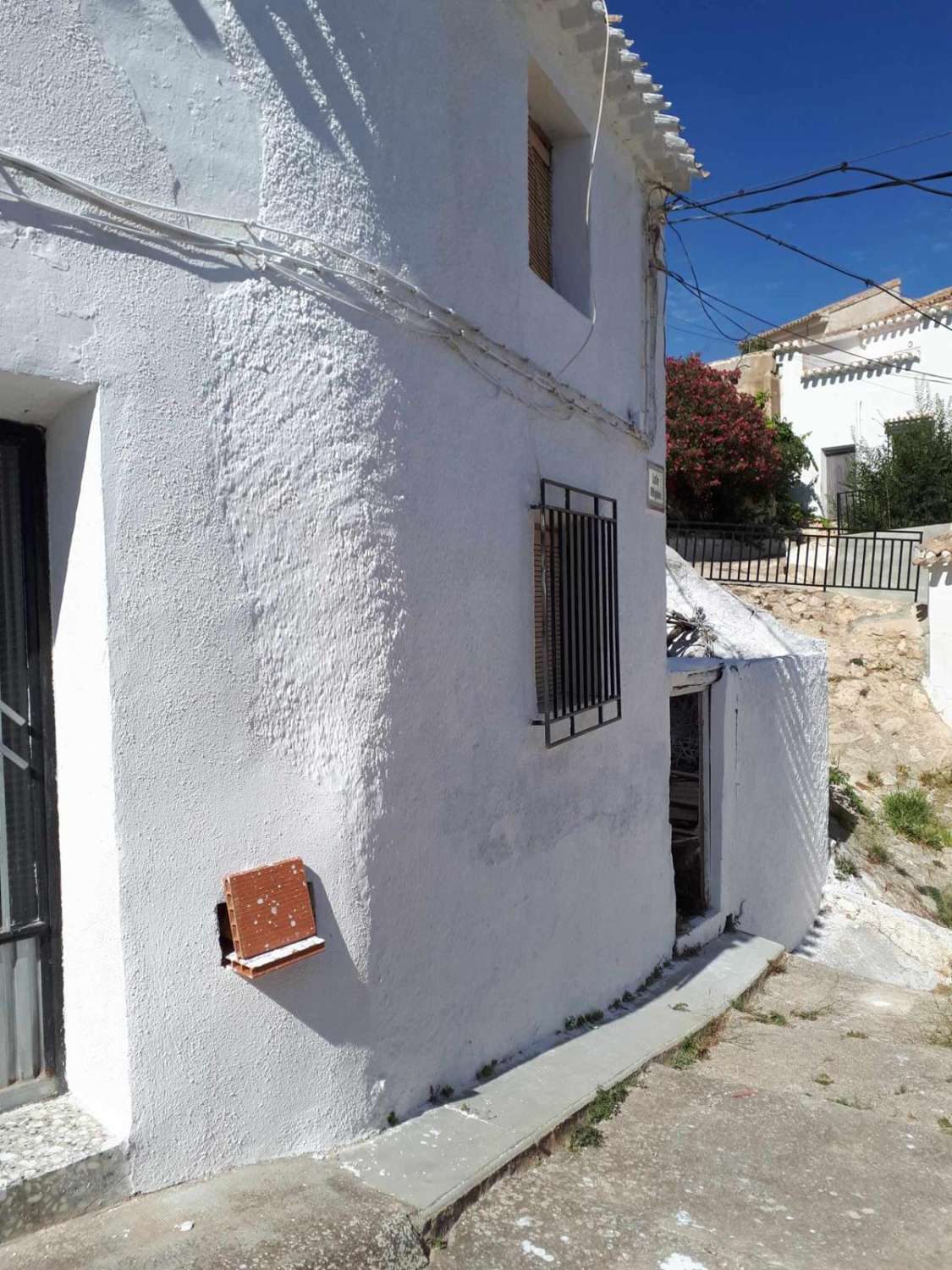 Gran casa de pueblo en Velez Blanco con potencial para 5 dormitorios y 2 baños y terrazas.