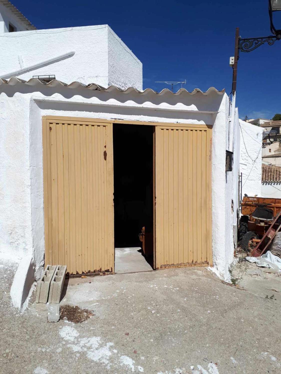 Gran casa de pueblo en Velez Blanco con potencial para 5 dormitorios y 2 baños y terrazas.