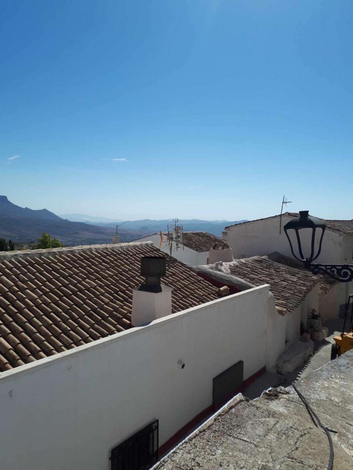 Gran casa de pueblo en Velez Blanco con potencial para 5 dormitorios y 2 baños y terrazas.