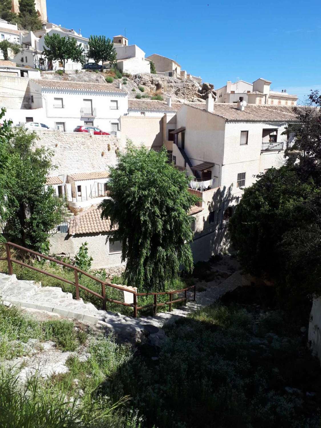 Gran casa de pueblo en Velez Blanco con potencial para 5 dormitorios y 2 baños y terrazas.