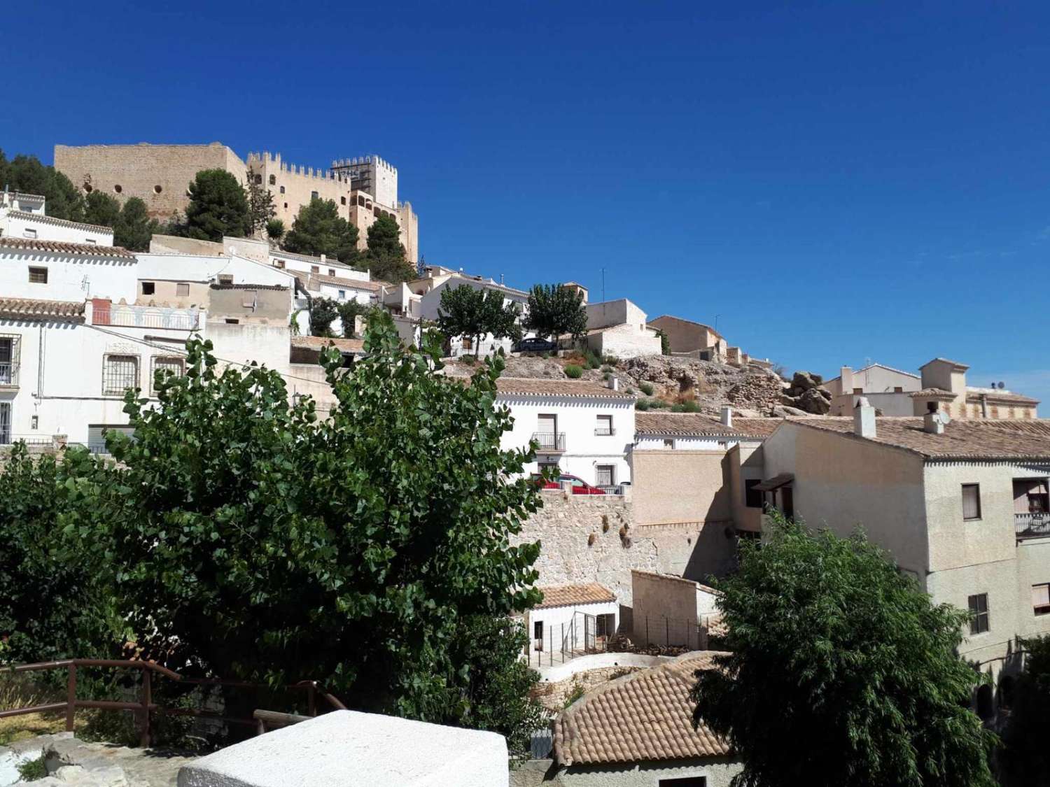 Gran casa de pueblo en Velez Blanco con potencial para 5 dormitorios y 2 baños y terrazas.