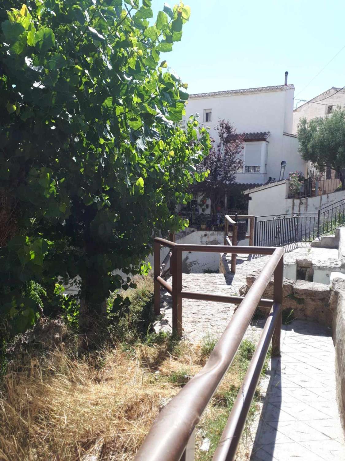 Gran casa de pueblo en Velez Blanco con potencial para 5 dormitorios y 2 baños y terrazas.