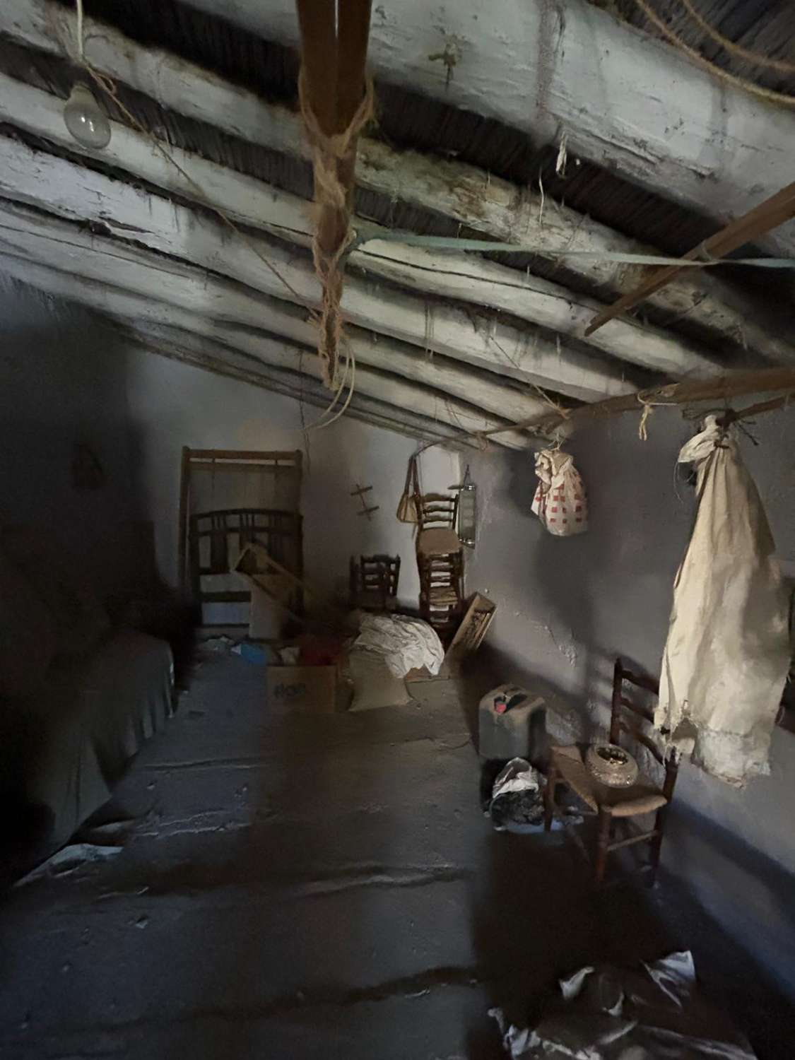 Fantastische waarde 5 slaapkamer, 1 badkamer dorpshuis in Oria met land aan de voor- en achterkant van het pand