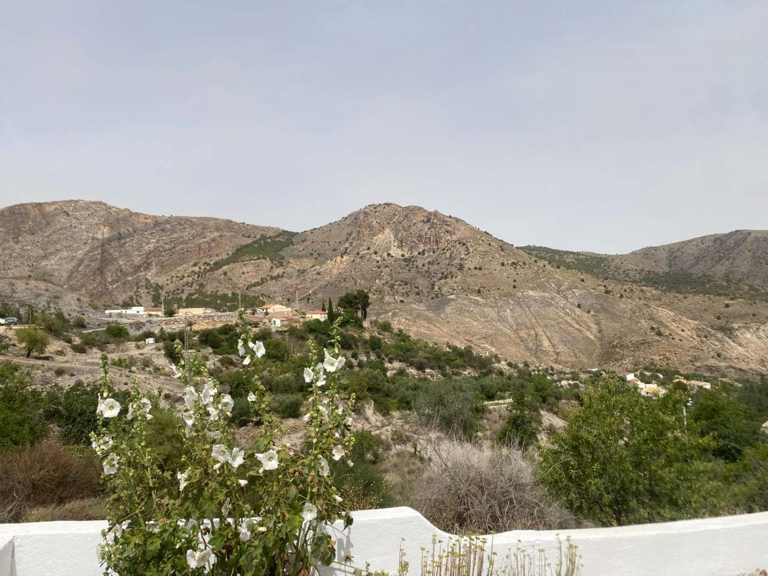 Fantástica casa de pueblo en Oria con gran potencial