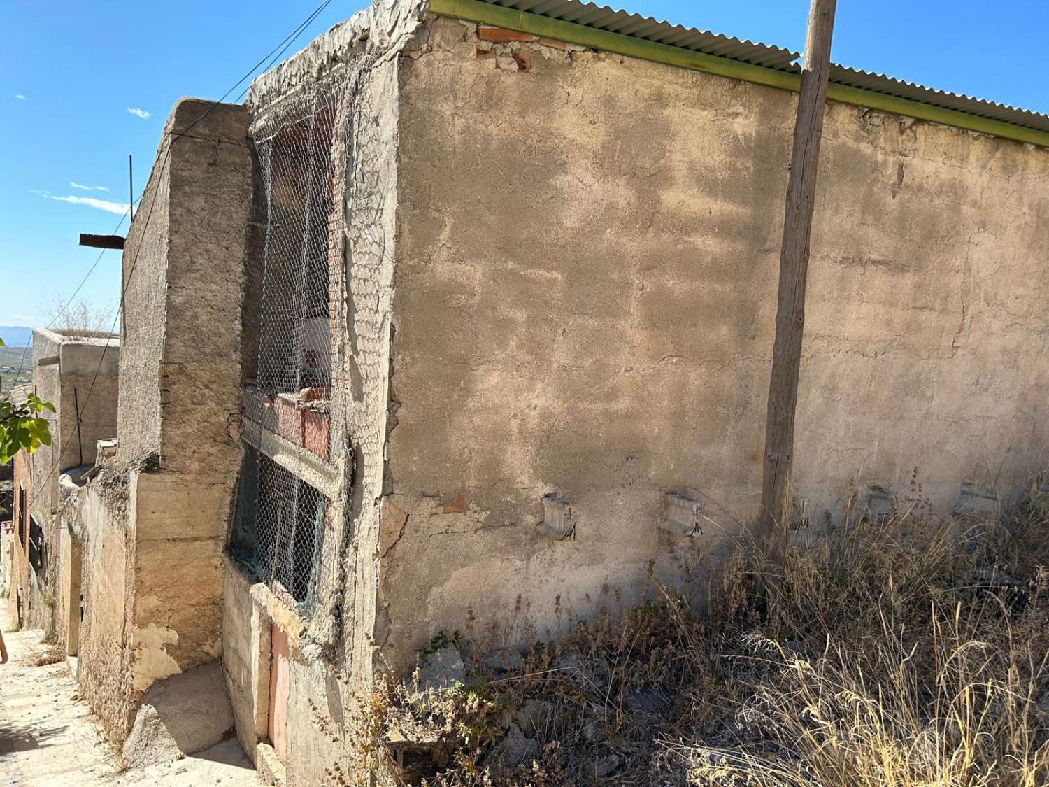 Fantastische waarde 5 slaapkamer, 1 badkamer dorpshuis in Oria met land aan de voor- en achterkant van het pand