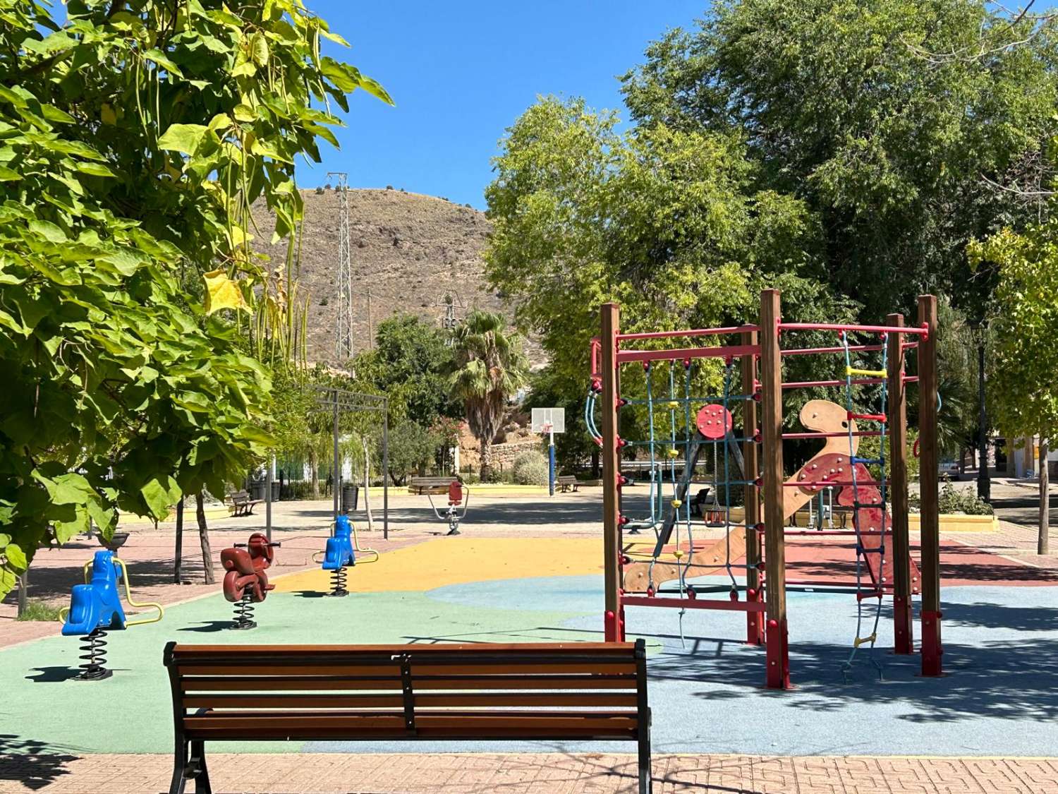 Fantástica casa de pueblo en Oria con gran potencial