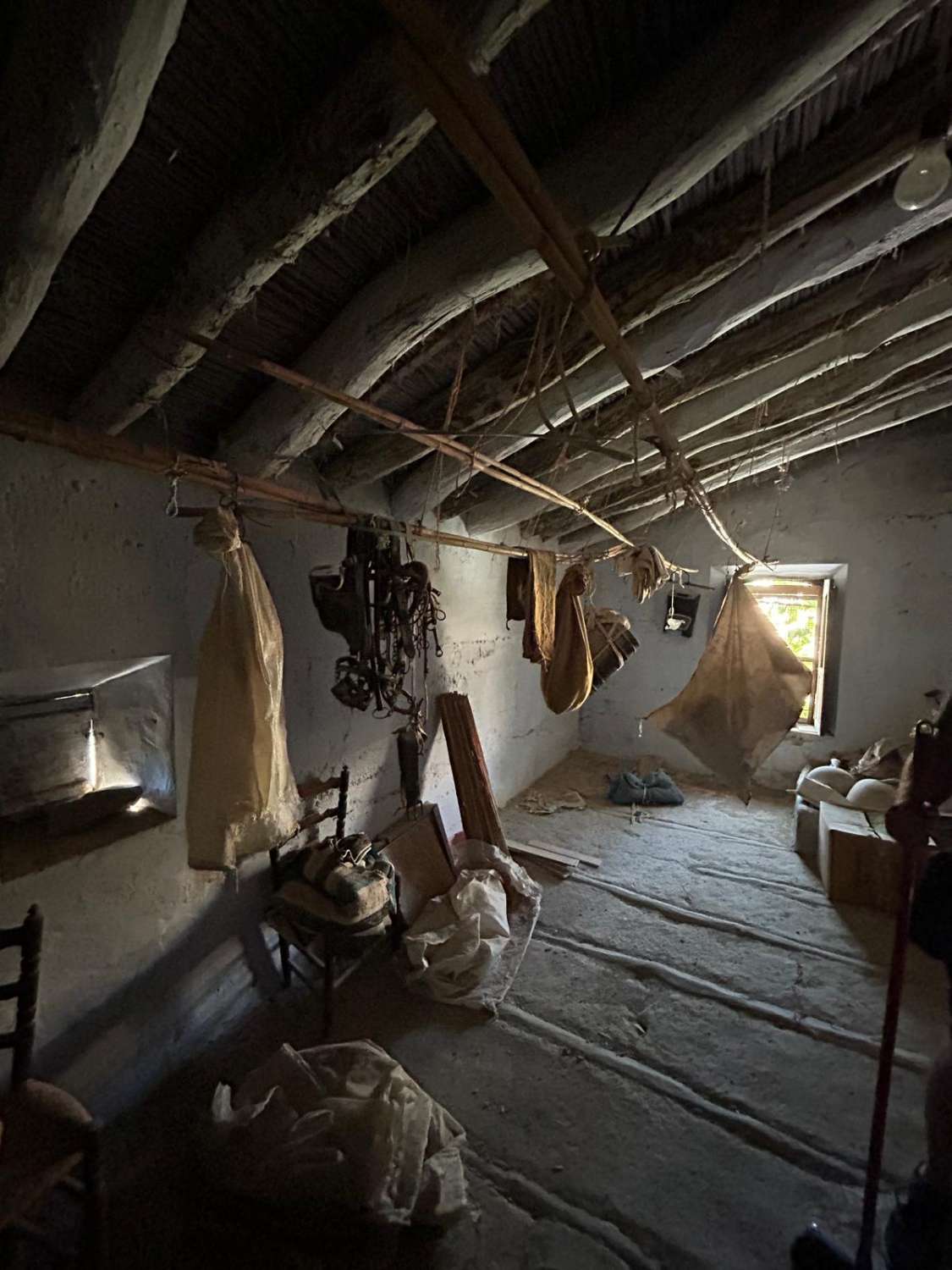 Fantastische waarde 5 slaapkamer, 1 badkamer dorpshuis in Oria met land aan de voor- en achterkant van het pand