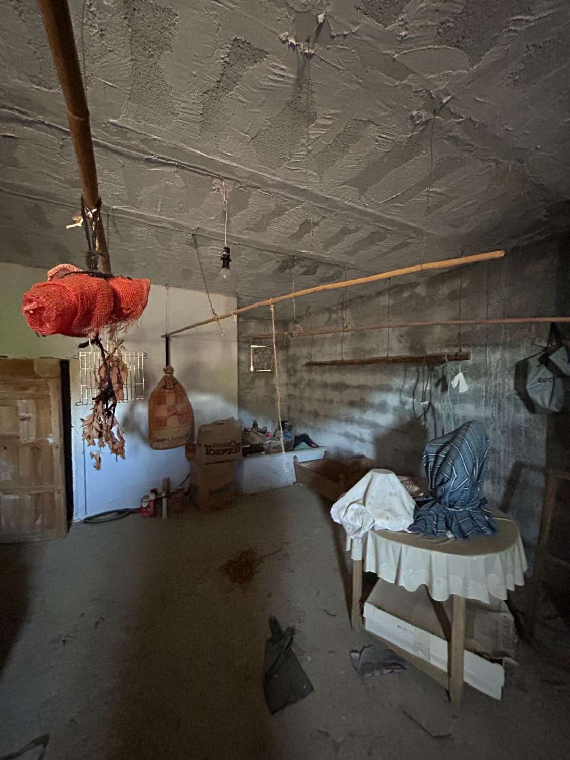 Fantastische waarde 5 slaapkamer, 1 badkamer dorpshuis in Oria met land aan de voor- en achterkant van het pand