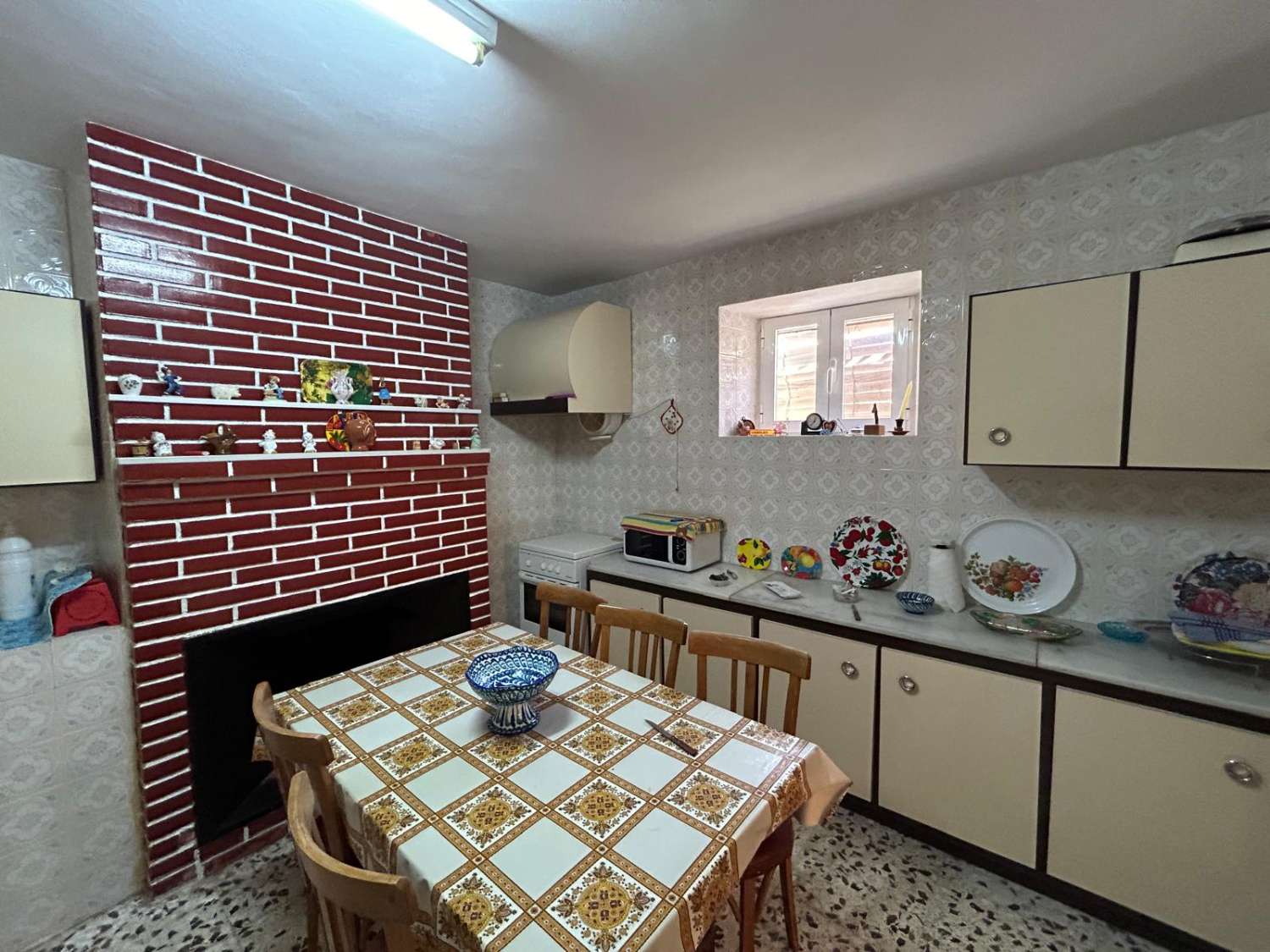 Fantastic Value 5 bed, 1 bath village house in Oria with land to front and back of property